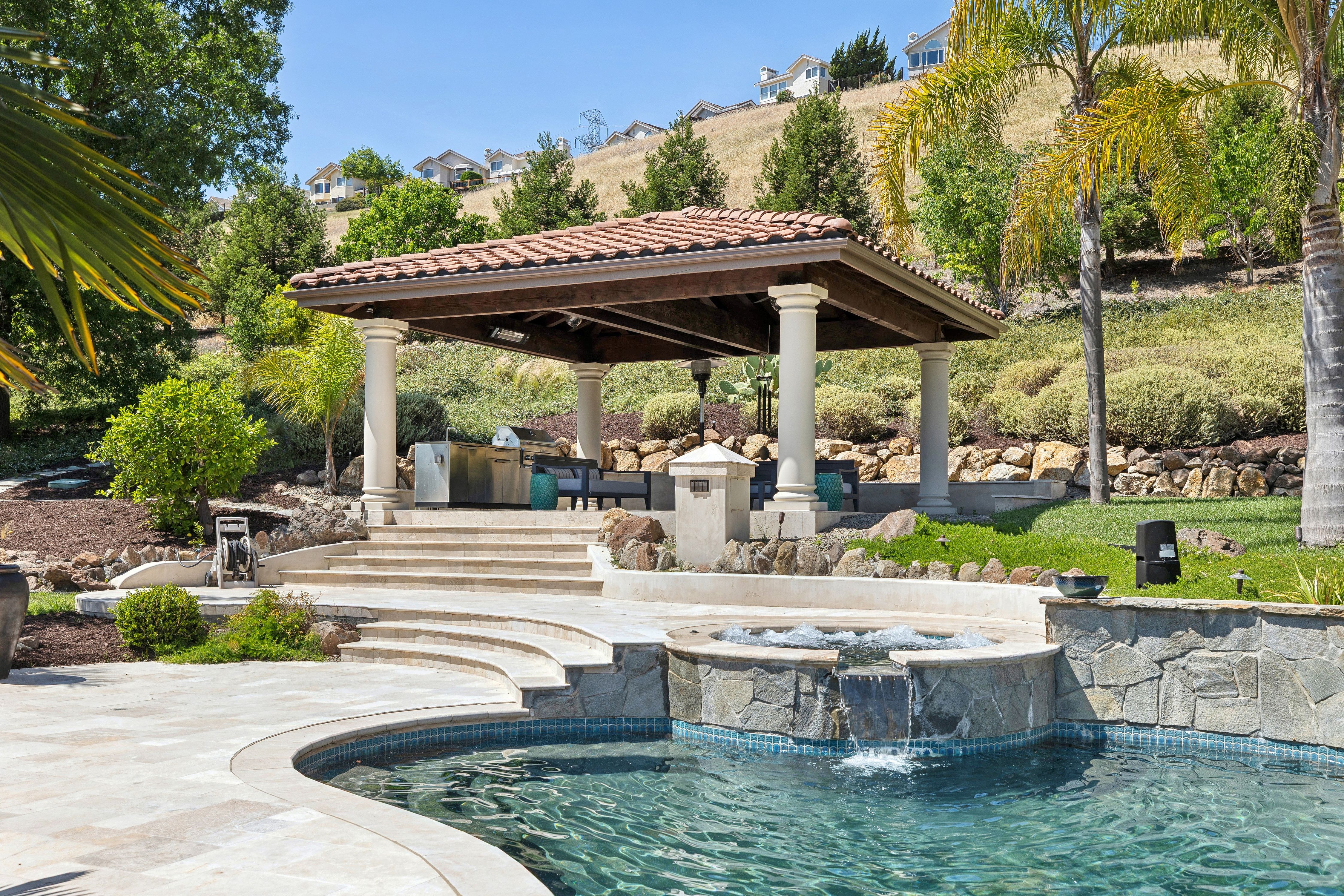  Grand Mediterranean Estate with Private Multi-Generational Wing - 物件實景