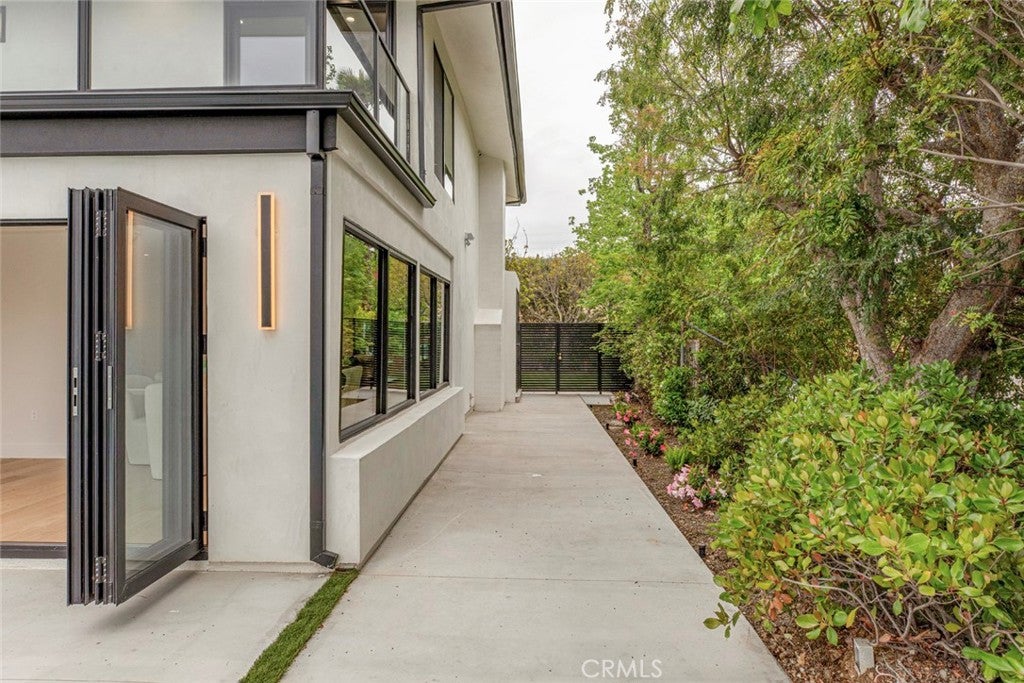 Encino, California, 91316, United States, 6 Bedrooms Bedrooms, ,5 BathroomsBathrooms,Residential,For Sale,1938851
