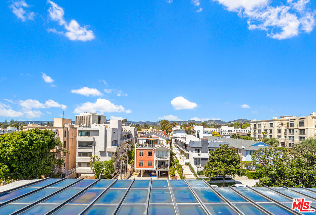 Los Angeles, California, 90049, United States, 3 Bedrooms Bedrooms, ,3 BathroomsBathrooms,Residential,For Sale,1890284