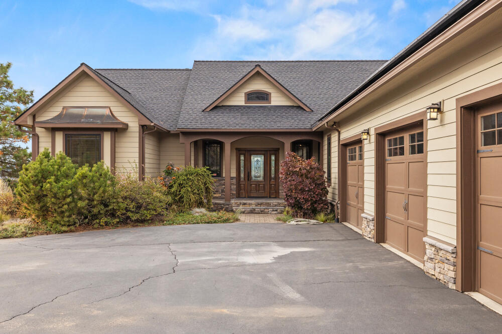 Klamath Falls, Oregon, 97601, United States, 4 Bedrooms Bedrooms, ,3 BathroomsBathrooms,Residential,For Sale,1987766