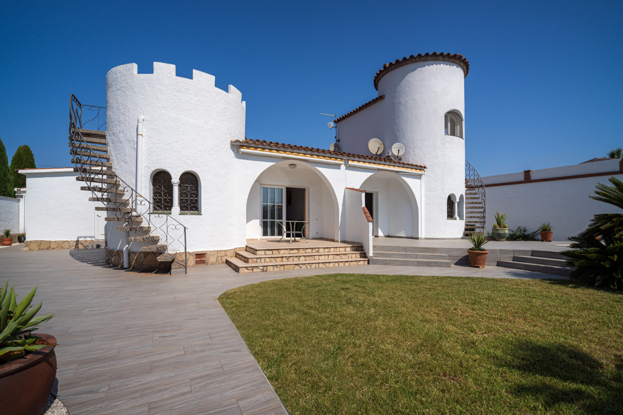  Magnificent property with 25 m of mooring and garage for boats. - 物件實景