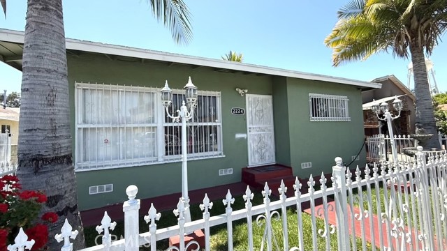 Huntington Park, California, 90255, United States, 4 Bedrooms Bedrooms, ,Residential,For Sale,1836286