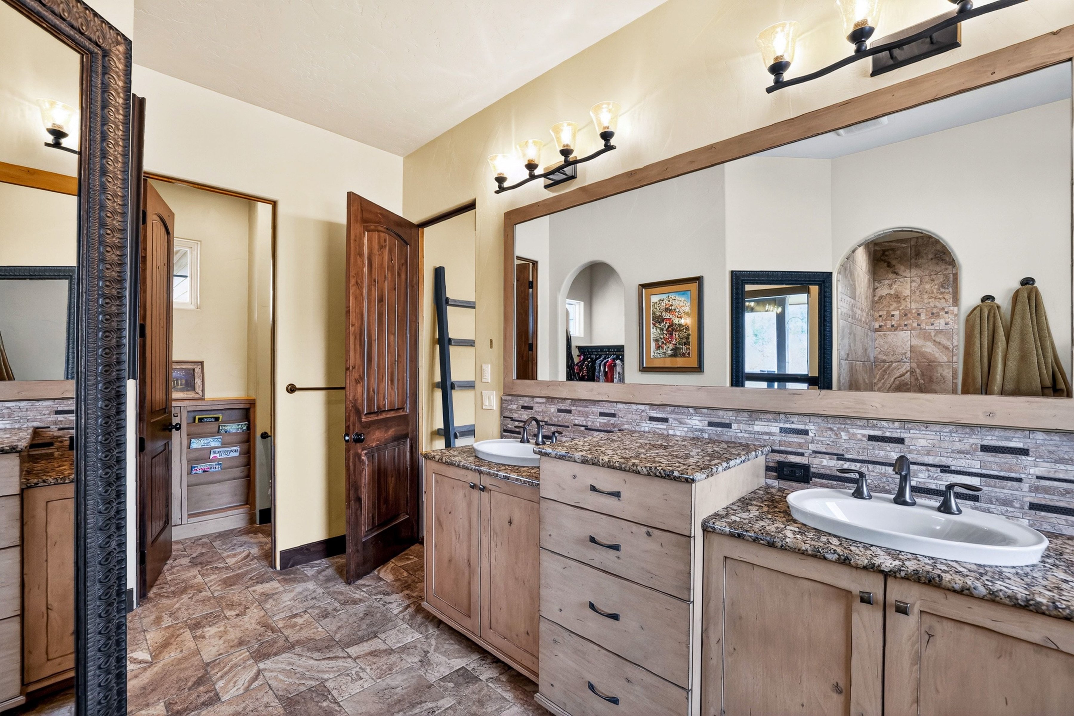  Stunning Home with Payette River Frontage on 2.66 Acres in McCall, Idaho - 物件實景