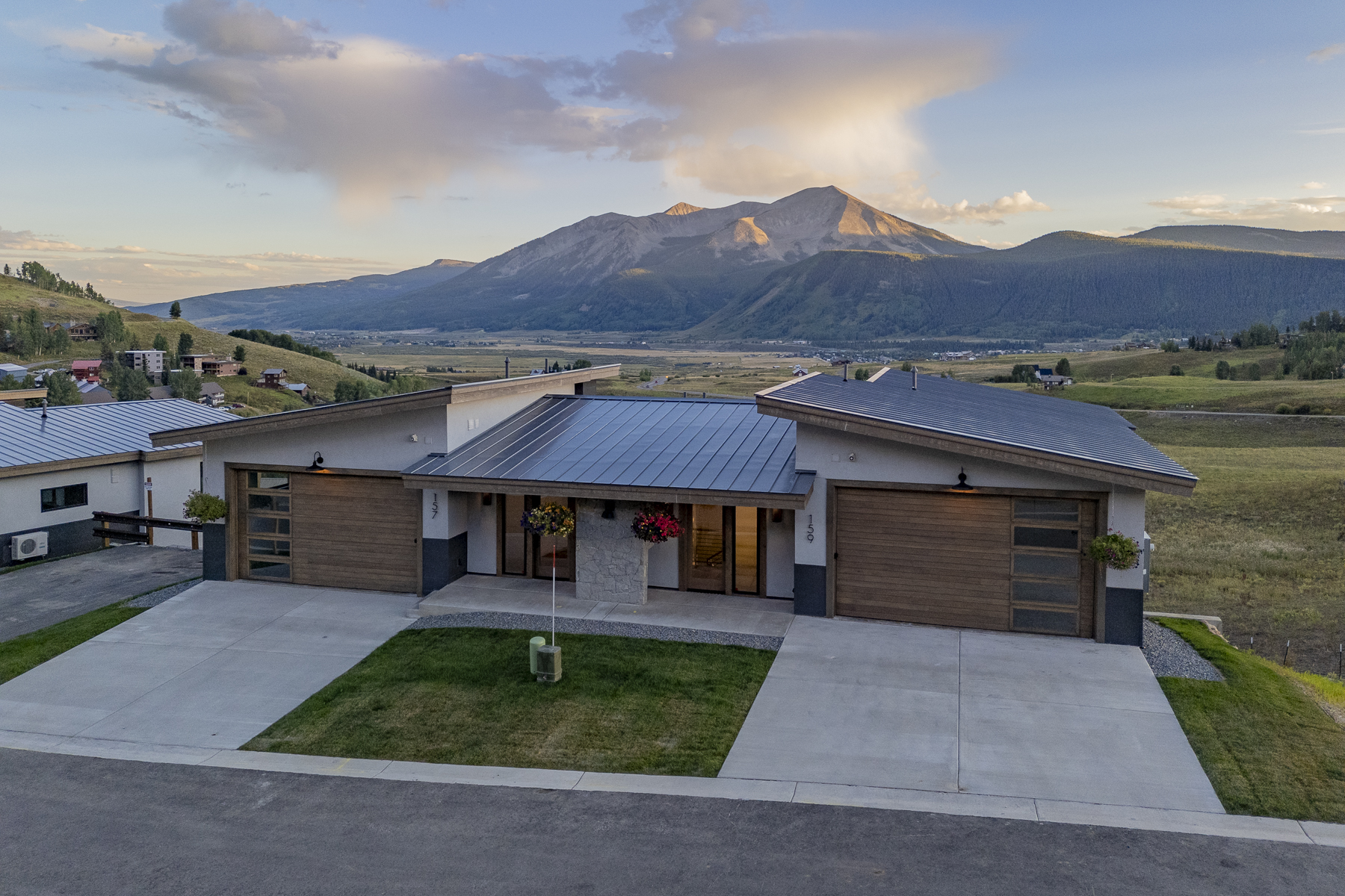  This Exceptional Mountain Residence Enjoys Sweeping, Unobstructed Views - 物件實景