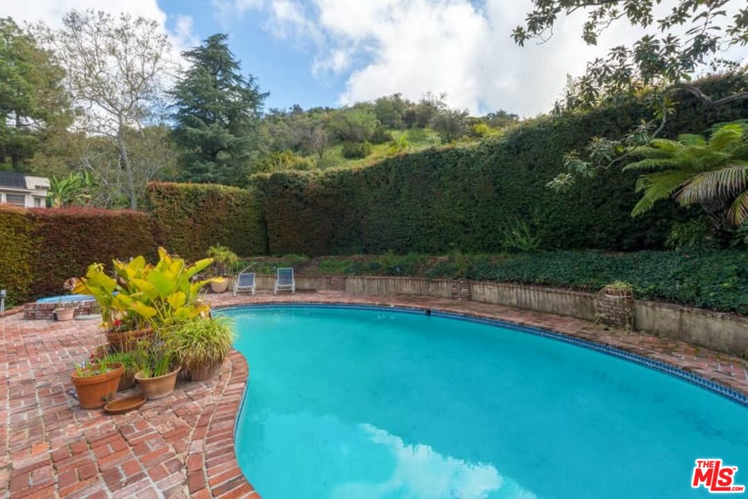 Los Angeles, California, 90049, United States, 3 Bedrooms Bedrooms, ,2 BathroomsBathrooms,Residential,For Sale,1913369