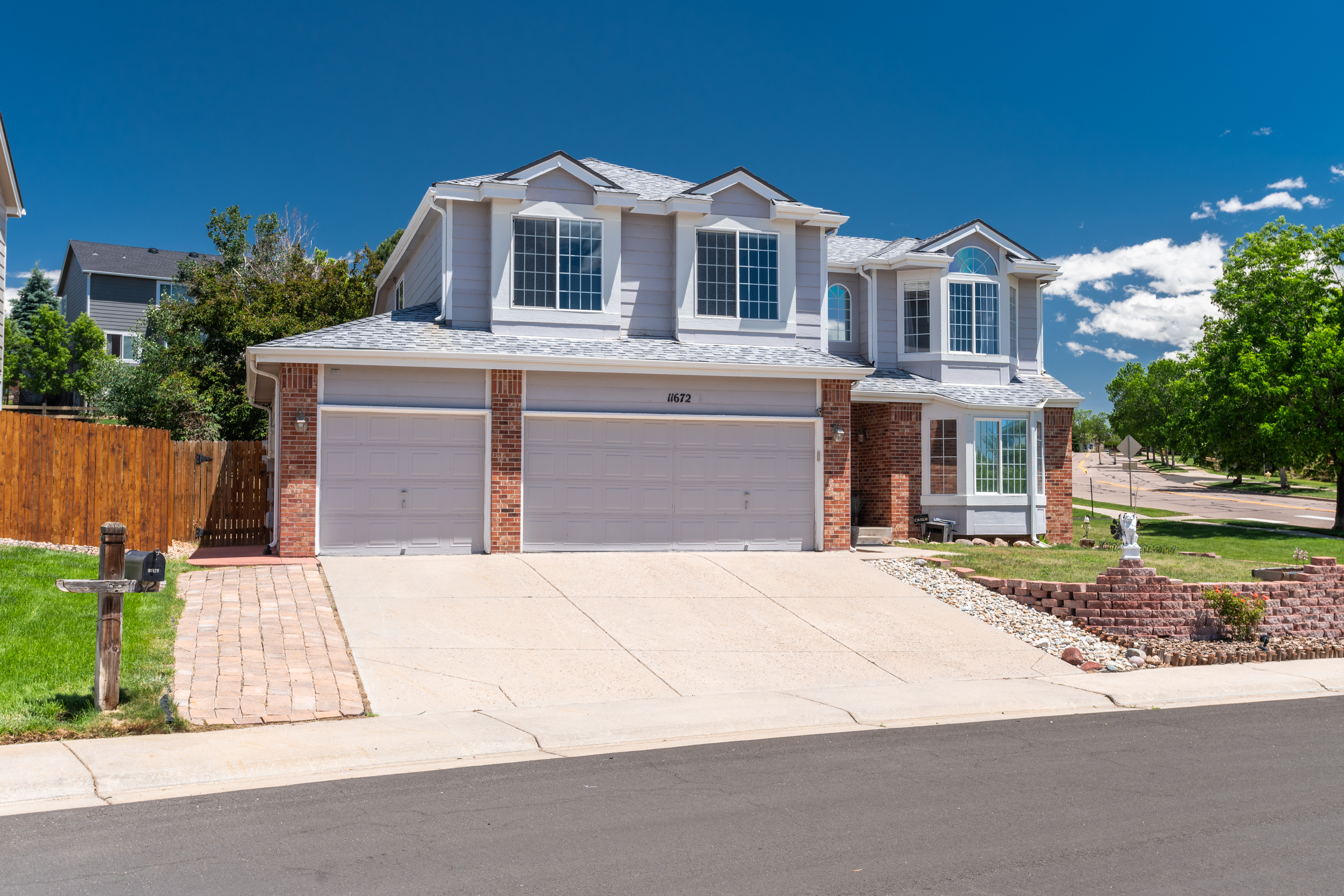  Situated on a Desirable Corner Lot in Hidden River - 物件實景