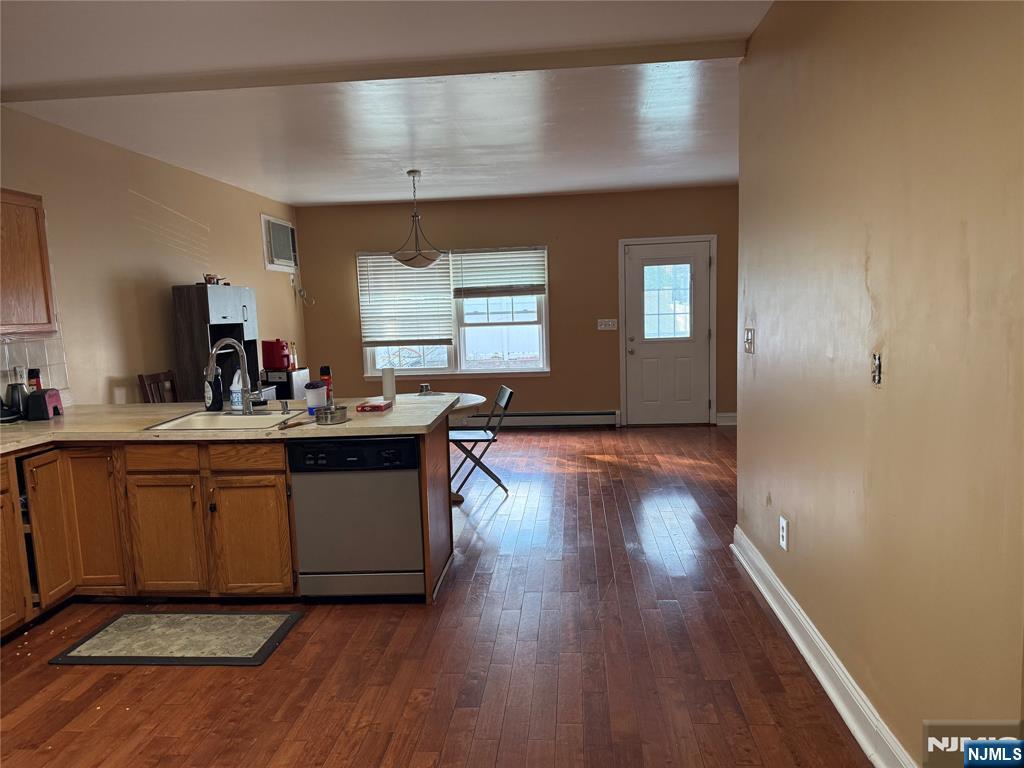 Kearny, New Jersey, 07032, United States, 3 Bedrooms Bedrooms, ,2 BathroomsBathrooms,Residential,For Sale,1927539