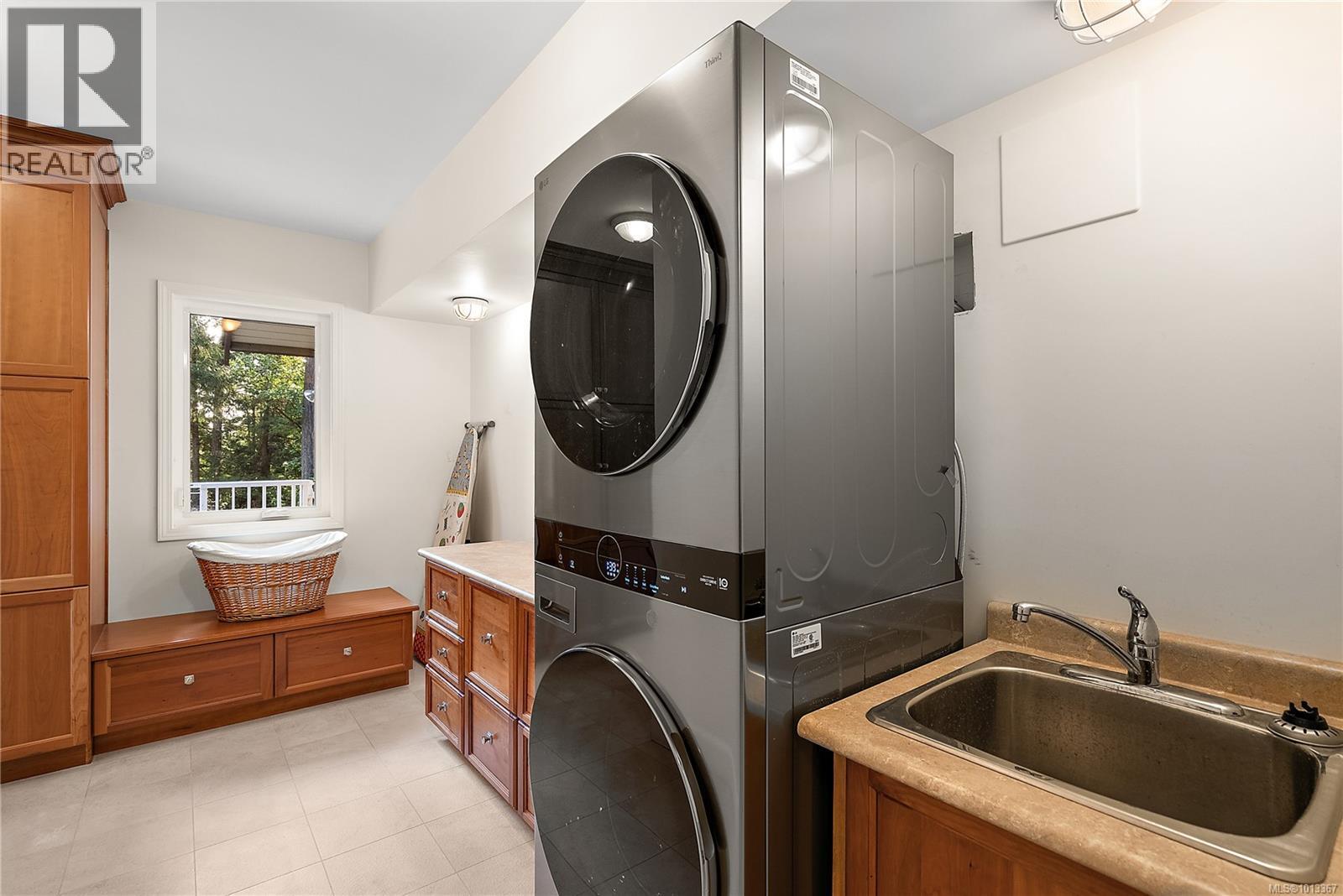 NORTH SAANICH, British Columbia, V8L 5L5, CA, 5 Bedrooms Bedrooms, ,4 BathroomsBathrooms,Residential,For Sale,1946996