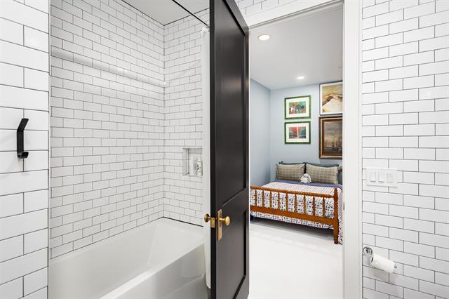 Florence, Alabama, 35630, United States, 4 Bedrooms Bedrooms, ,4 BathroomsBathrooms,Residential,For Sale,1988218