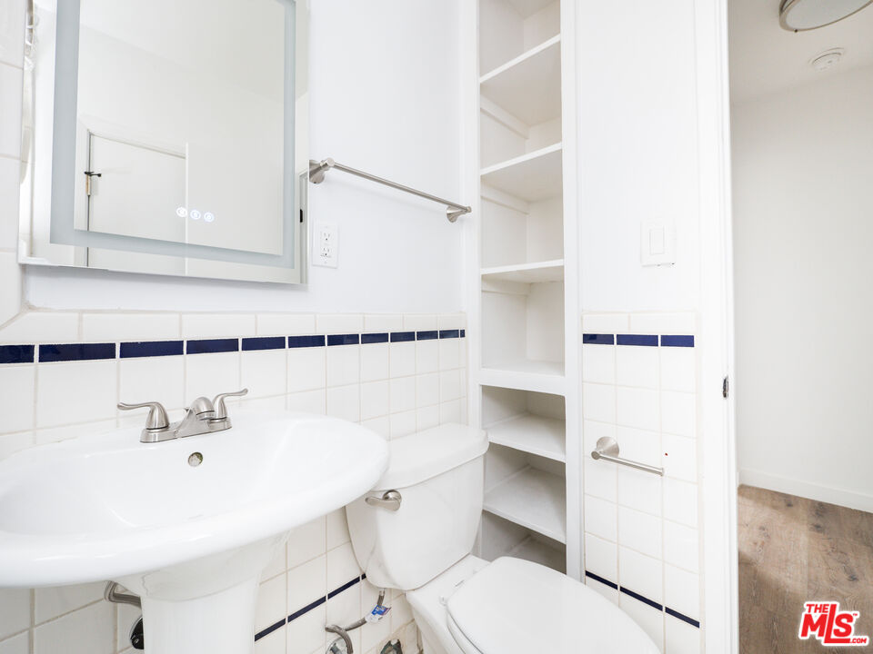 Los Angeles, California, 90066, United States, 4 Bedrooms Bedrooms, ,Residential,For Sale,1991946