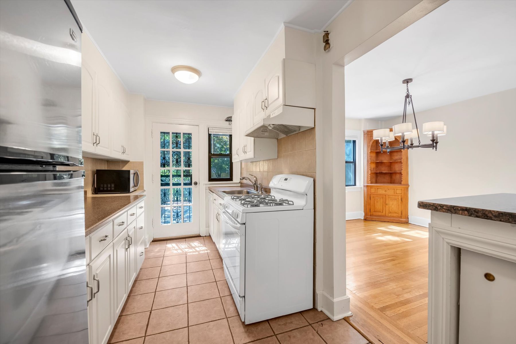  ?RENOVATED FOREST CLOSE ATTACHED BRICK TOWNHOUSE? - 物件實景