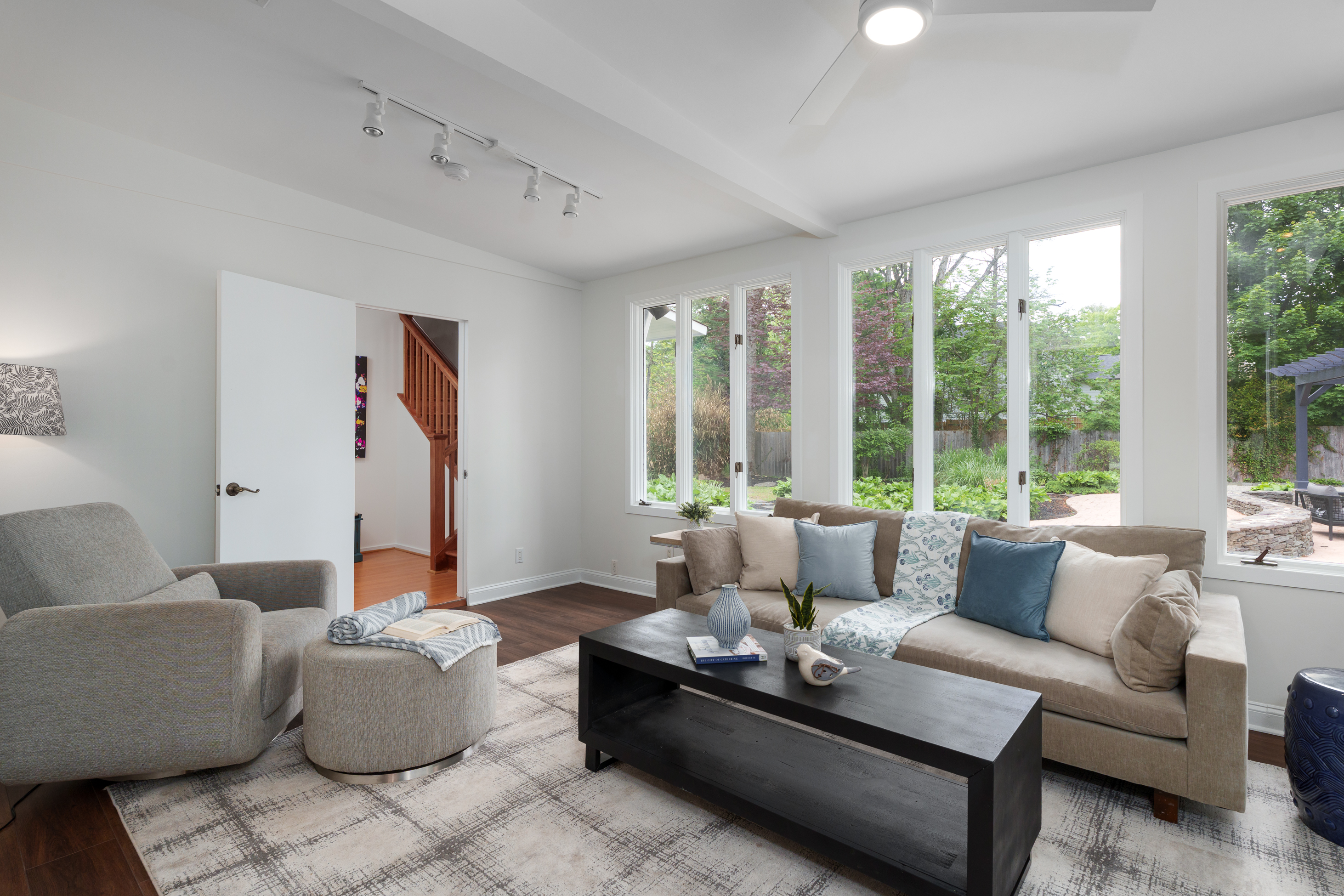  Coveted Western Section Mid-Century Modern Home with an Adaptable Floor Plan - 物件實景