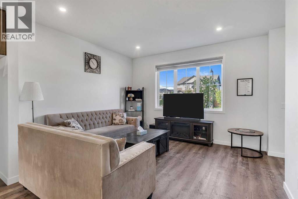 CALGARY, Alberta, T2X 4R1, CA, 3 Bedrooms Bedrooms, ,2 BathroomsBathrooms,Residential,For Sale,1949182