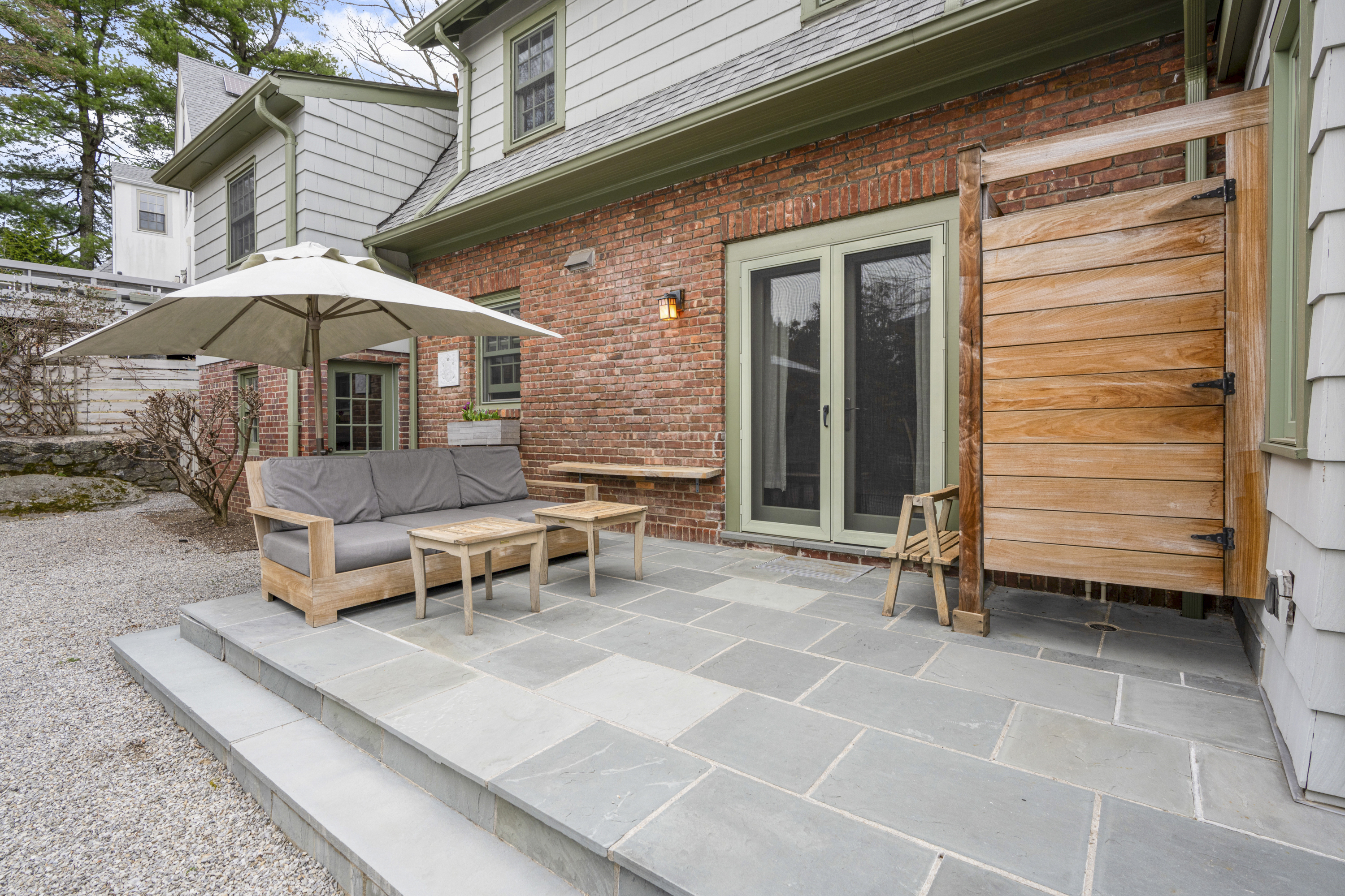  Lovely Larchmont Woods Dutch Colonial - 物件實景