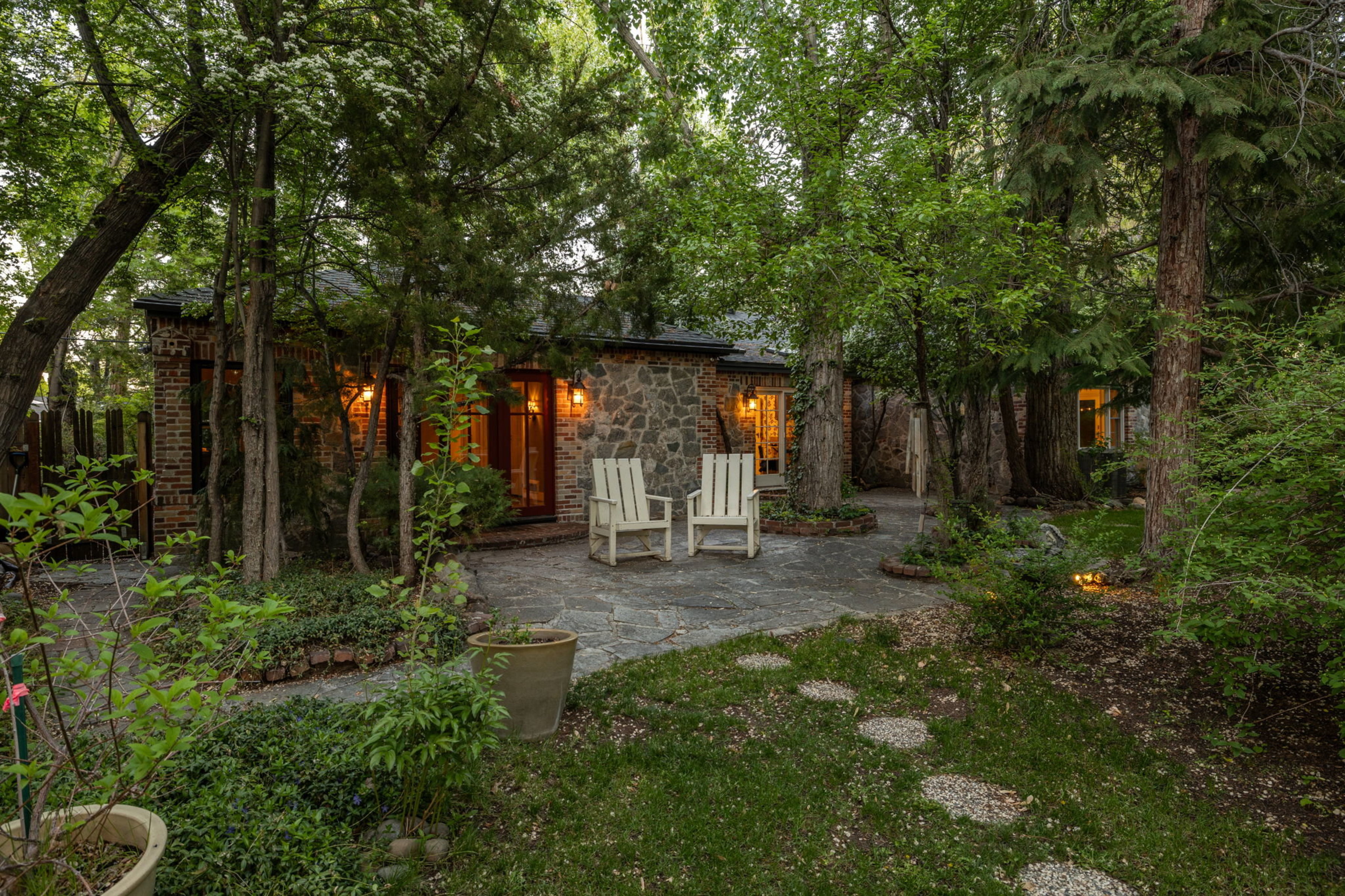  Historic home with 2 guest homes on 1.24 acres with a pool - 物件實景