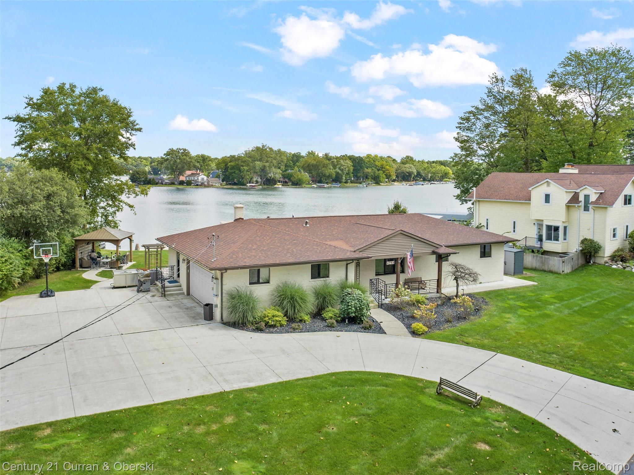 Waterford Charter Township, Michigan, 48329, United States, 3 Bedrooms Bedrooms, ,3 BathroomsBathrooms,Residential,For Sale,1943909