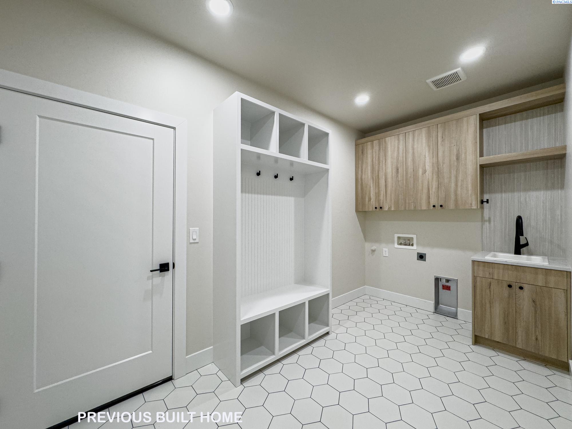 Richland, Washington, 99352, United States, 4 Bedrooms Bedrooms, ,3 BathroomsBathrooms,Residential,For Sale,1918279