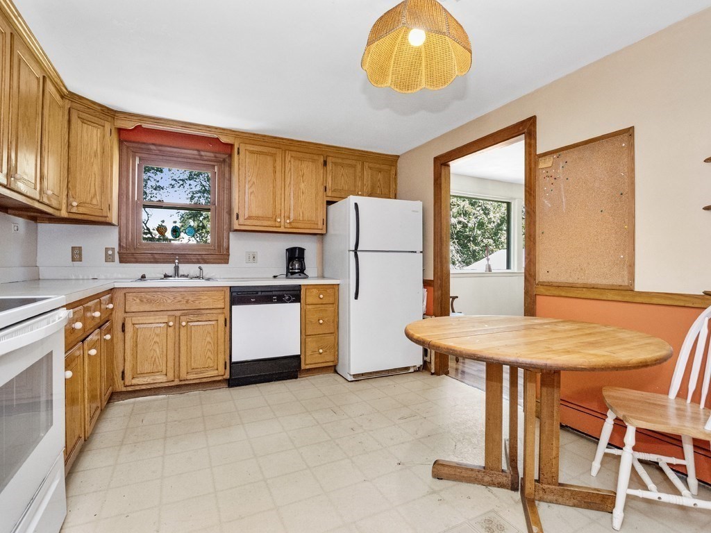 Waltham, Massachusetts, 02452, United States, 4 Bedrooms Bedrooms, ,2 BathroomsBathrooms,Residential,For Sale,1939340
