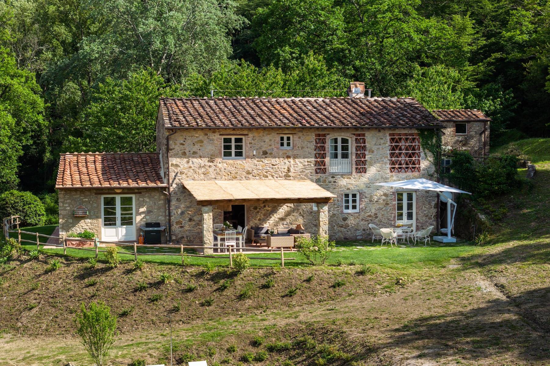 Elegant restored stone farmhouse with pool in Lucca 