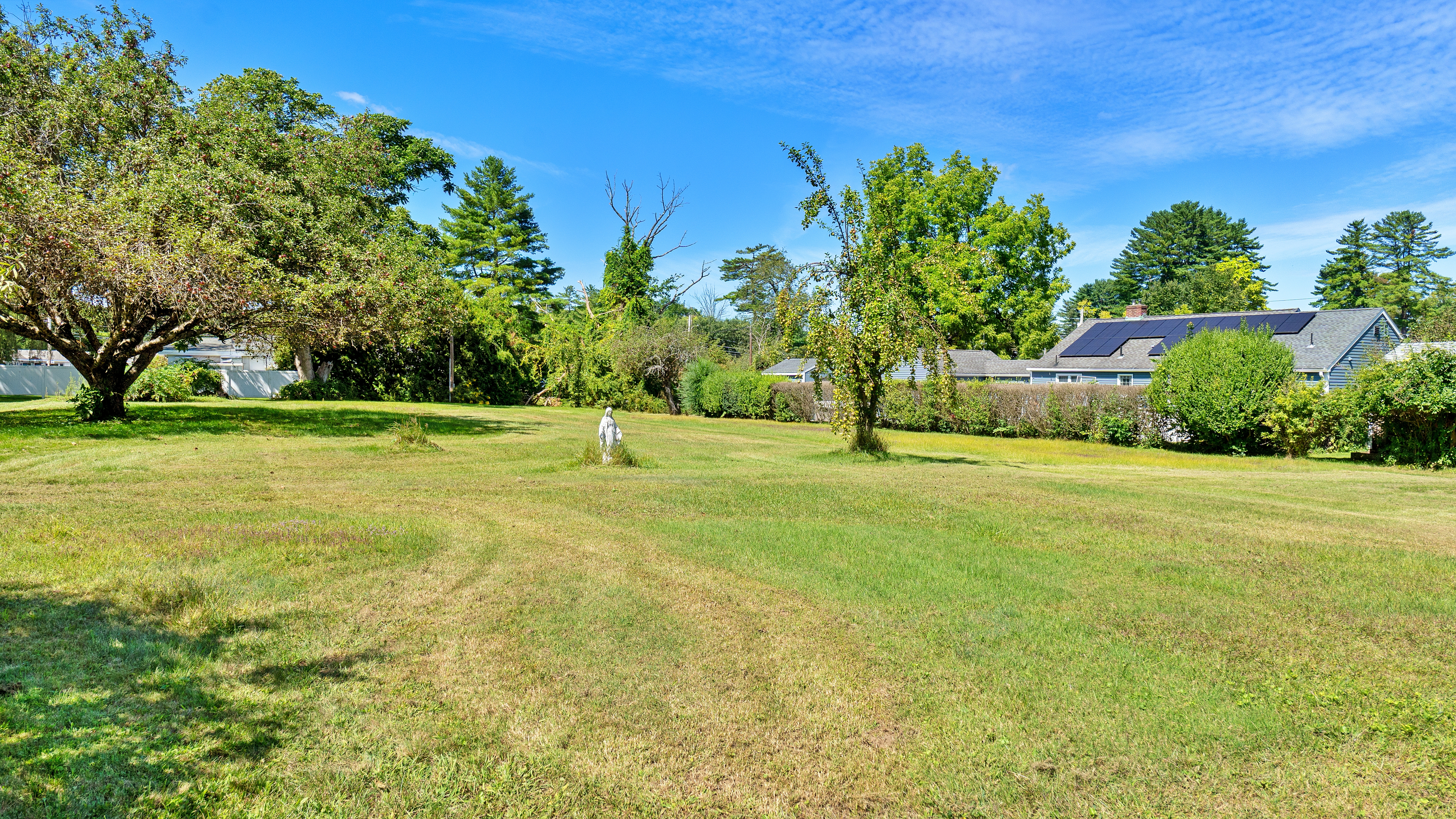  CHARMING IN-TOWN CAPE ON SPACIOUS LOT WITH INGROUND POOL - 物件實景