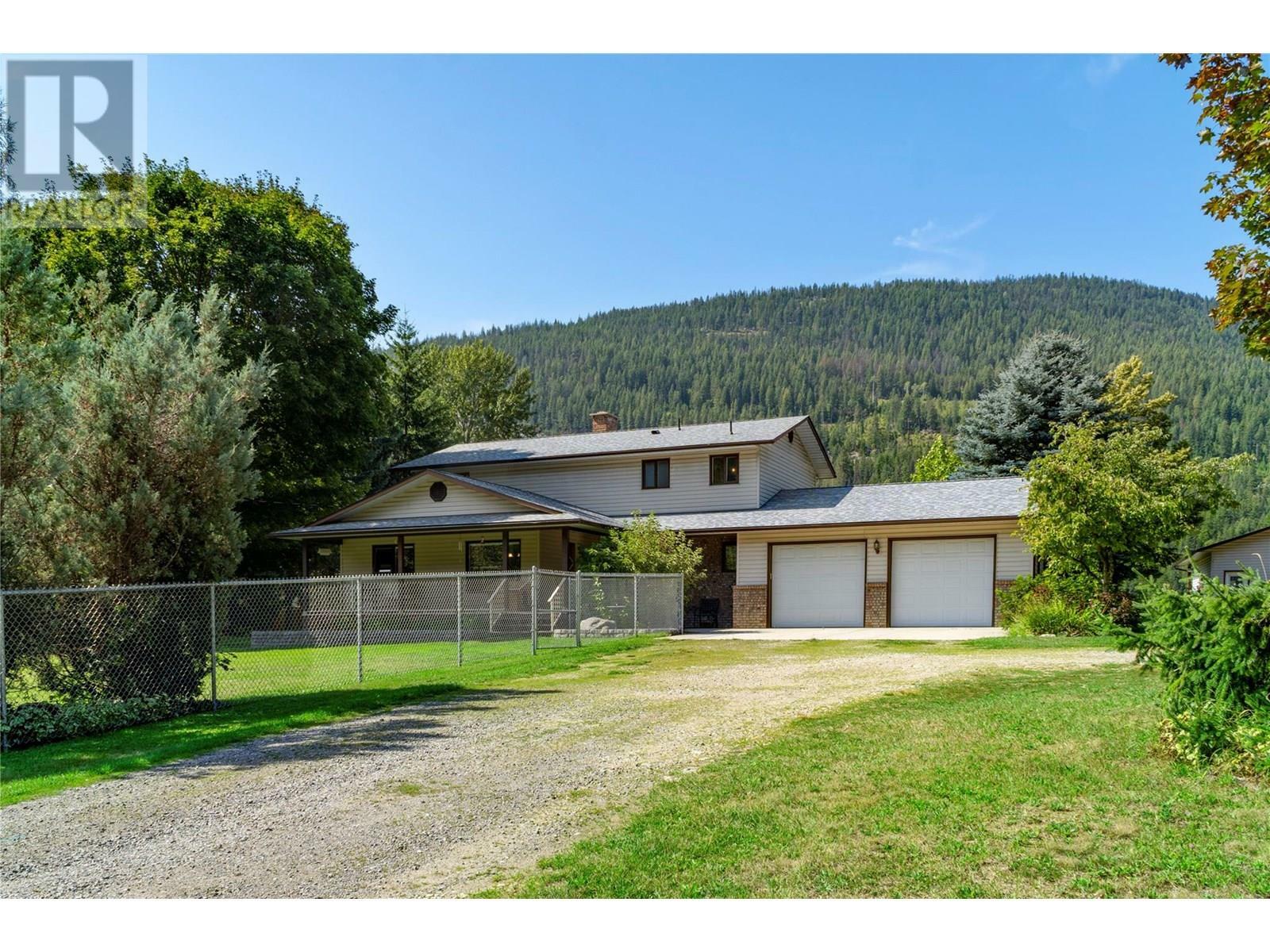 CASTLEGAR, British Columbia, V1N 4S6, CA, 4 Bedrooms Bedrooms, ,3 BathroomsBathrooms,Residential,For Sale,1859816
