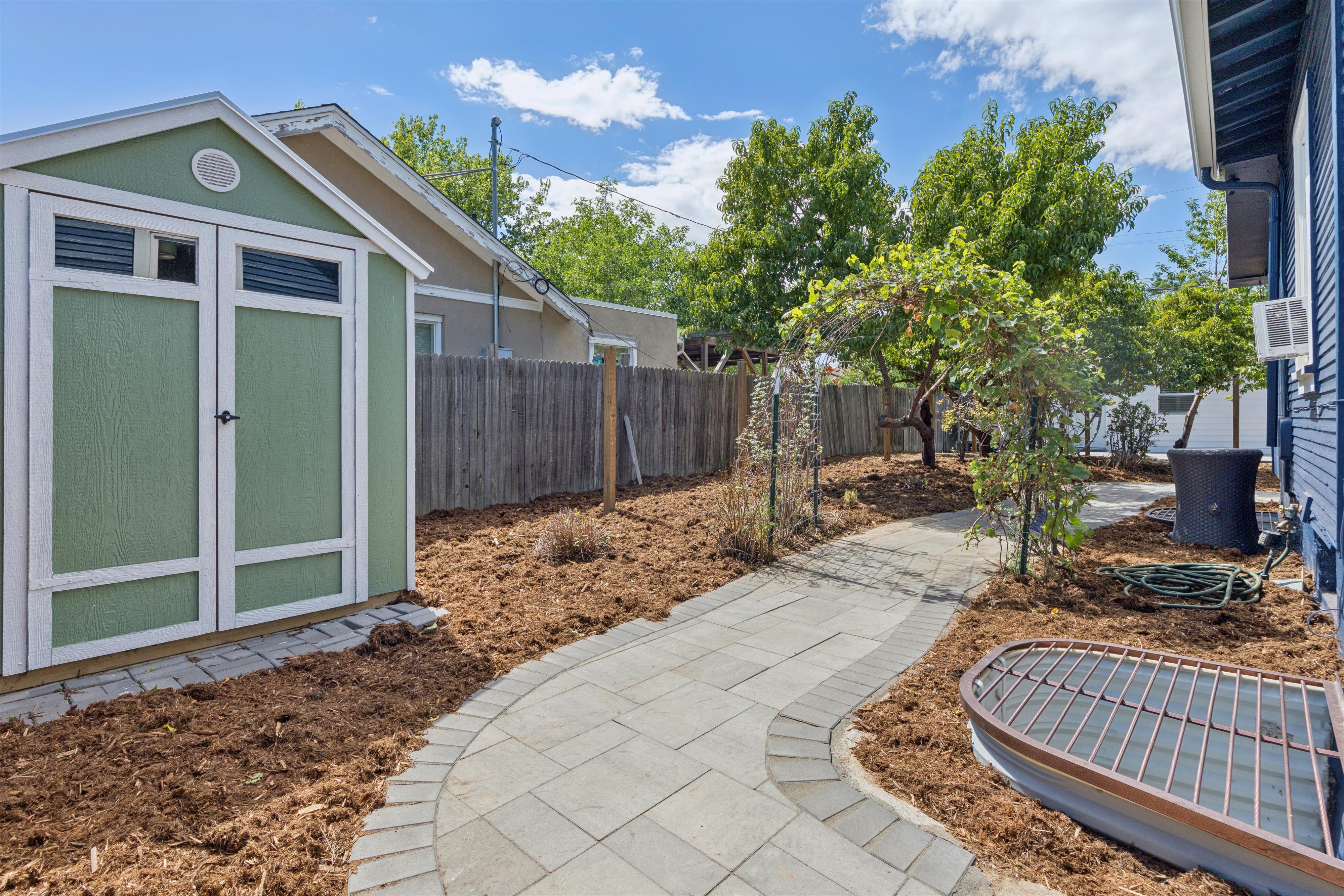  Charming Curb Appeal Meets Exceptional Versatility - 物件實景