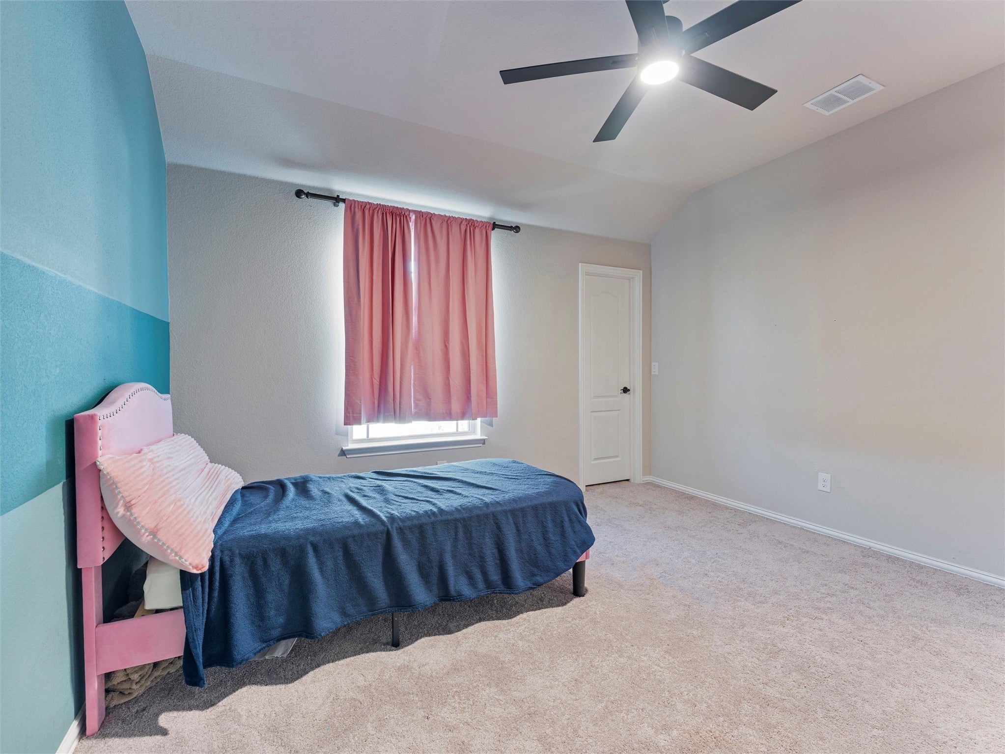 Waxahachie, Texas, 75165, United States, 5 Bedrooms Bedrooms, ,4 BathroomsBathrooms,Residential,For Sale,1989911