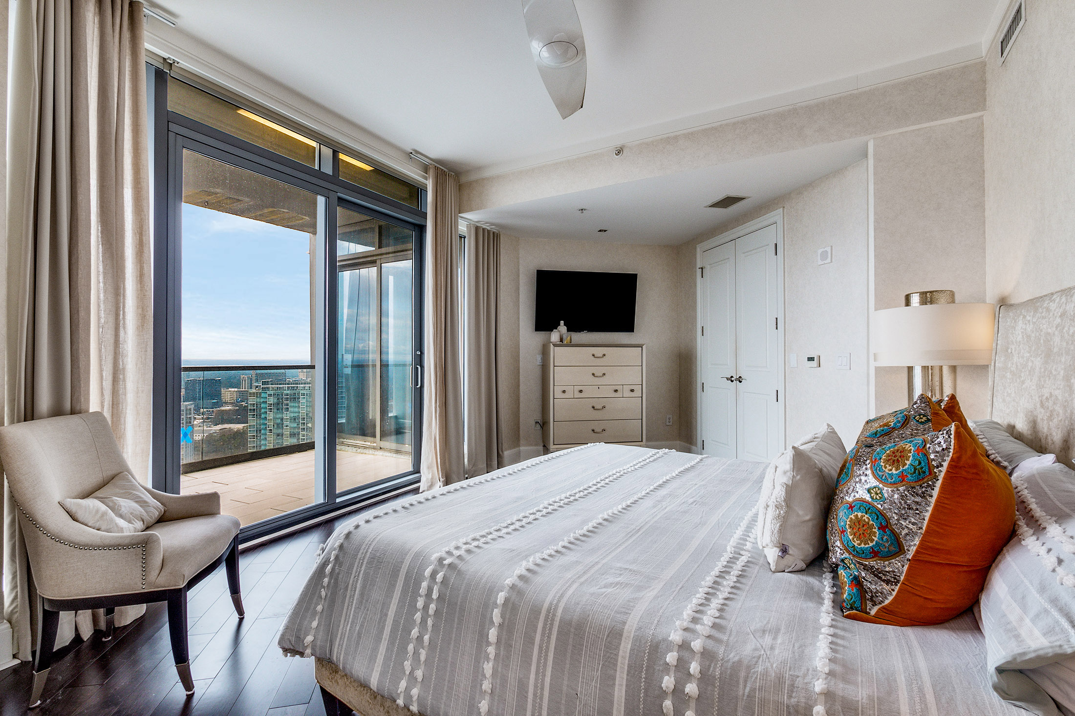  Exceptional Corner Unit with Stunning Skyline Views - 物件實景