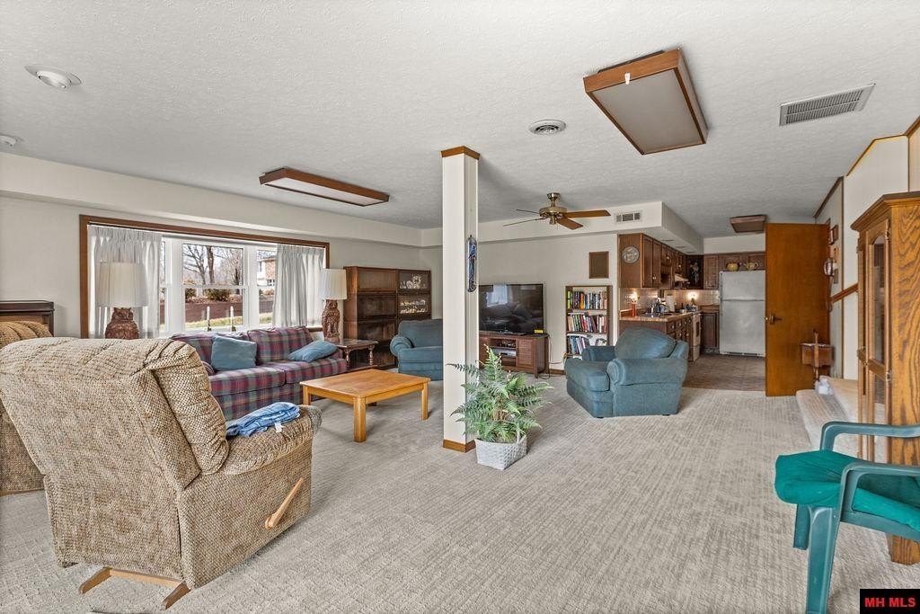 Mountain Home, Arkansas, 72653, United States, 3 Bedrooms Bedrooms, ,4 BathroomsBathrooms,Residential,For Sale,2025116