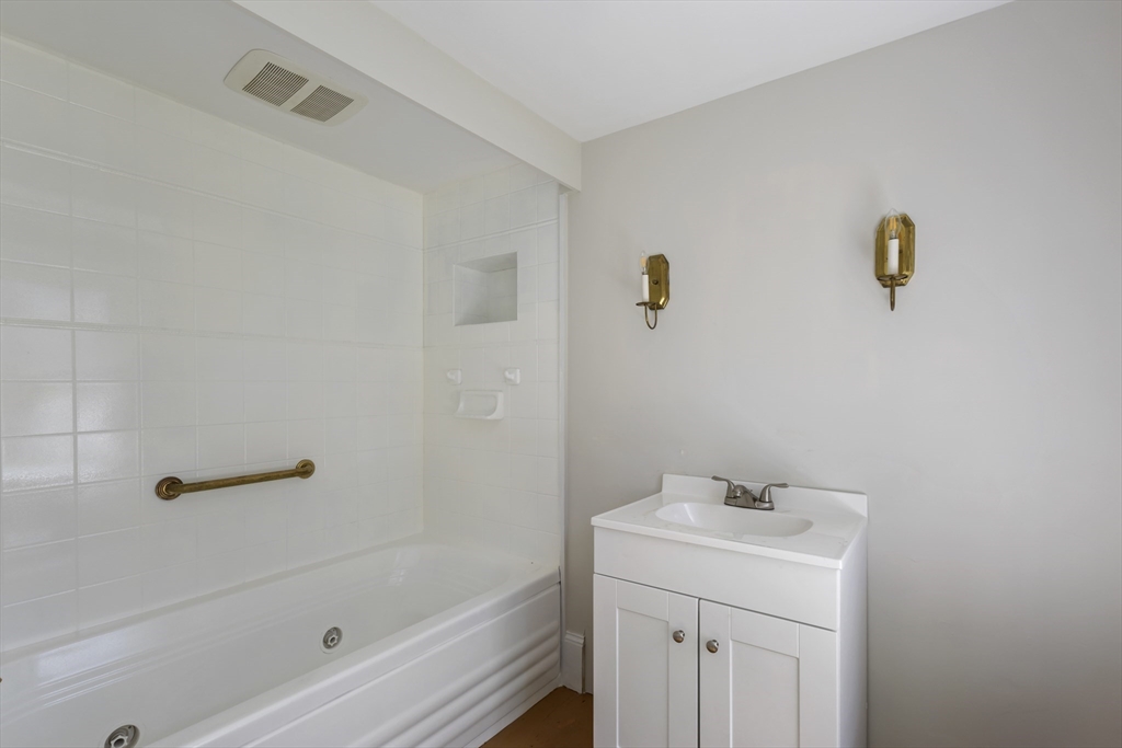 Hingham, Massachusetts, 02043, United States, 4 Bedrooms Bedrooms, ,3 BathroomsBathrooms,Residential,For Sale,1881278