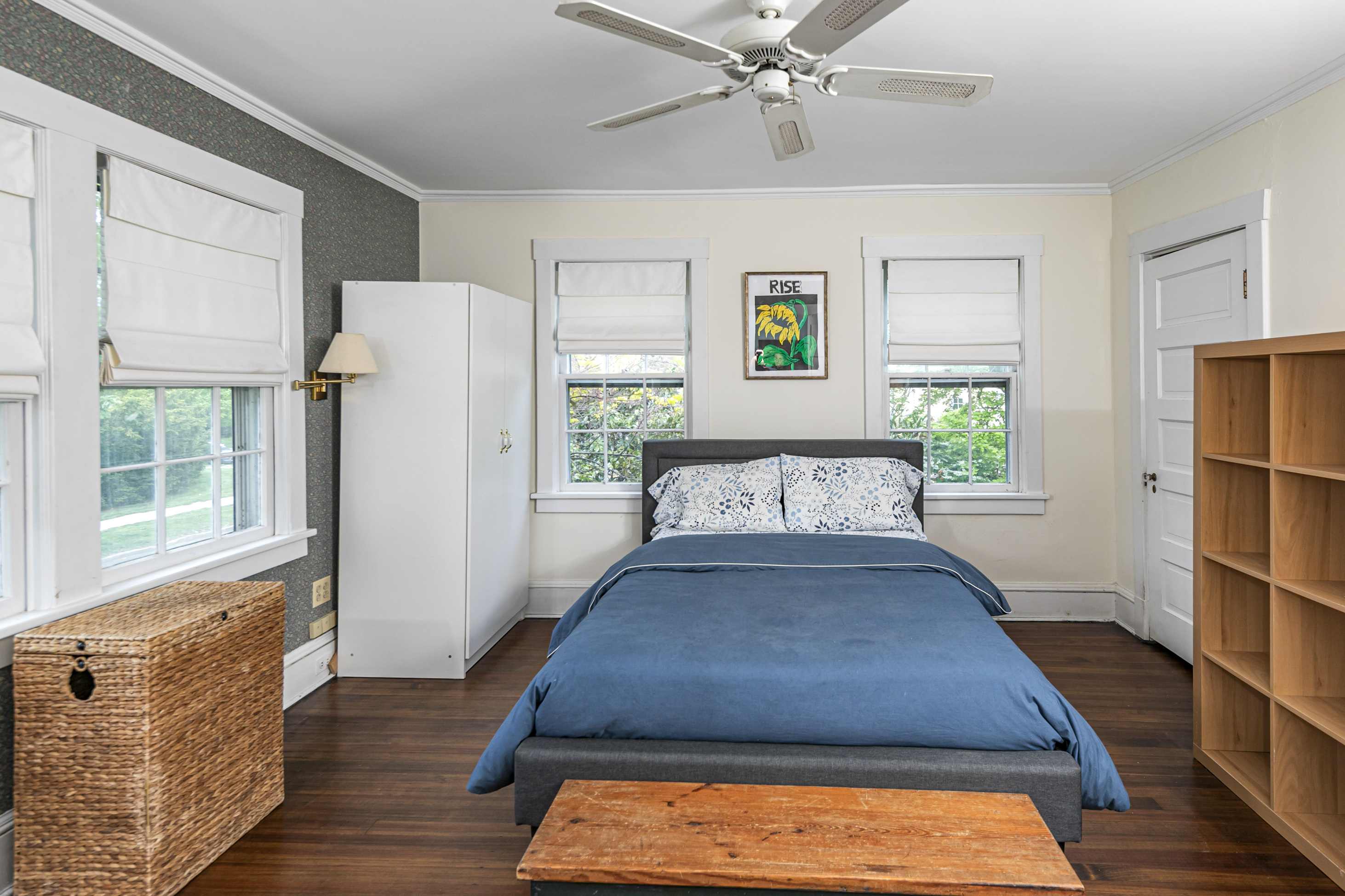  Storybook Princeton Home With Garden, Ponds, Parking, and In-town Location - 物件實景