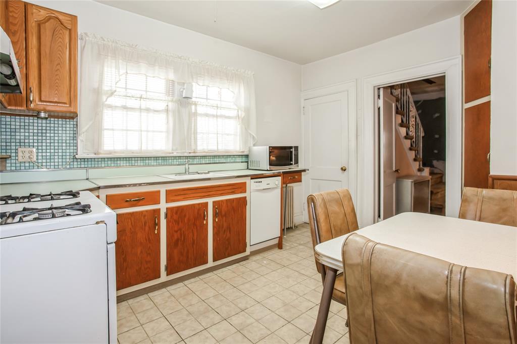 New Hyde Park, New York, 11040, United States, 3 Bedrooms Bedrooms, ,2 BathroomsBathrooms,Residential,For Sale,1923686