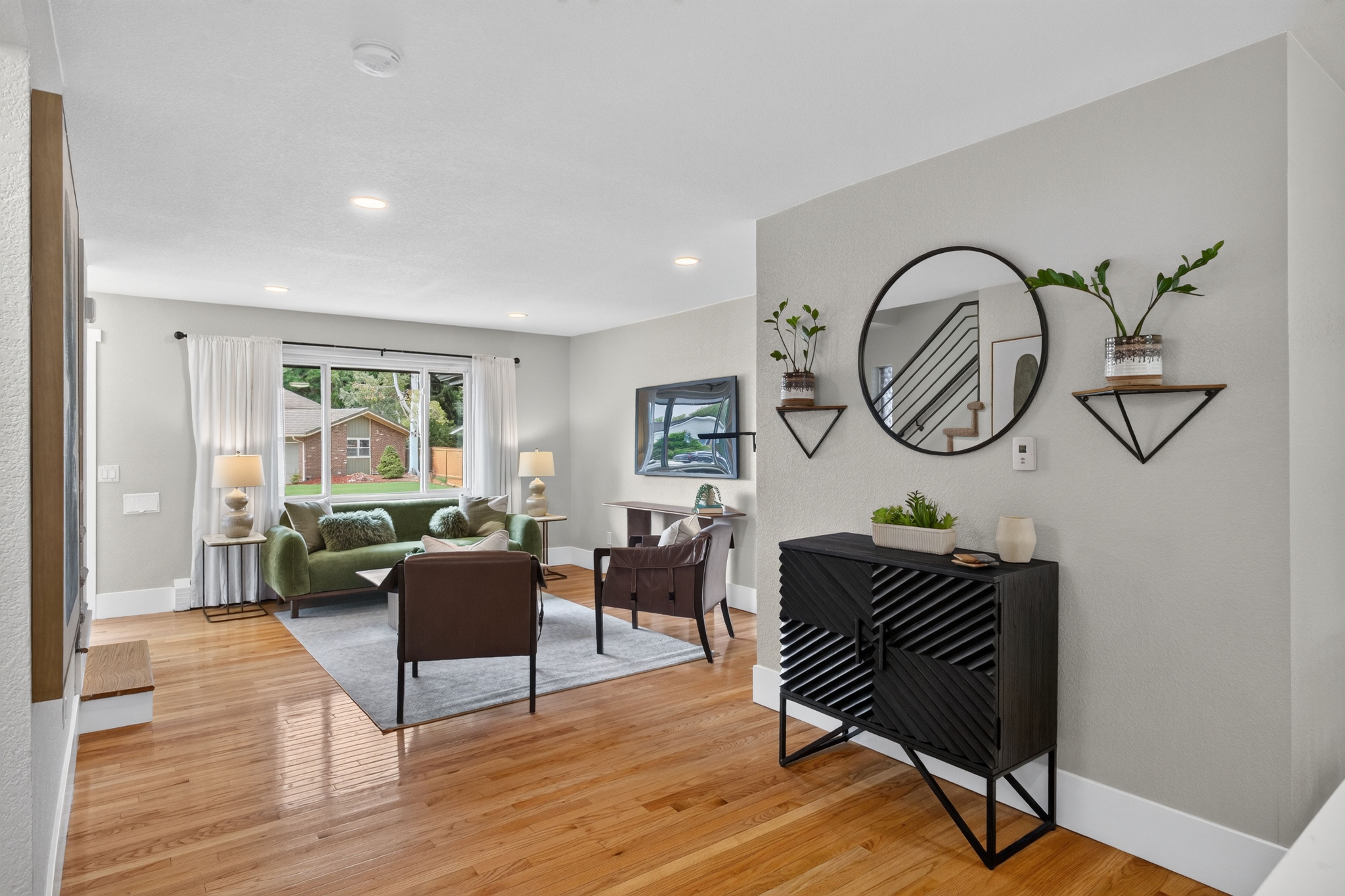  Updated, move-in ready home offers a bright, inviting floor plan - 物件實景