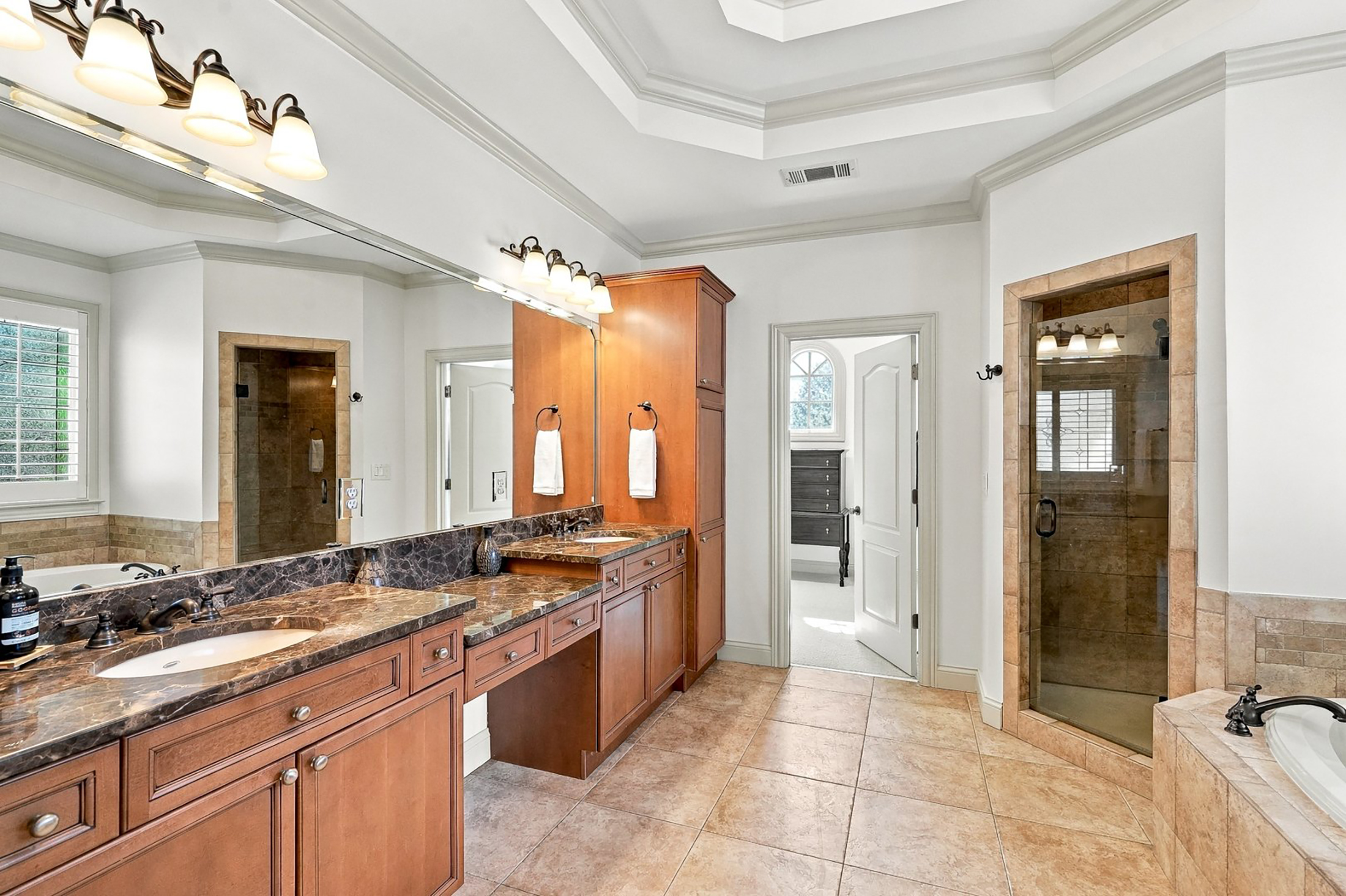  Exceptional Custom-Built Home with Theater, Full Bar and Private Gym - 物件實景