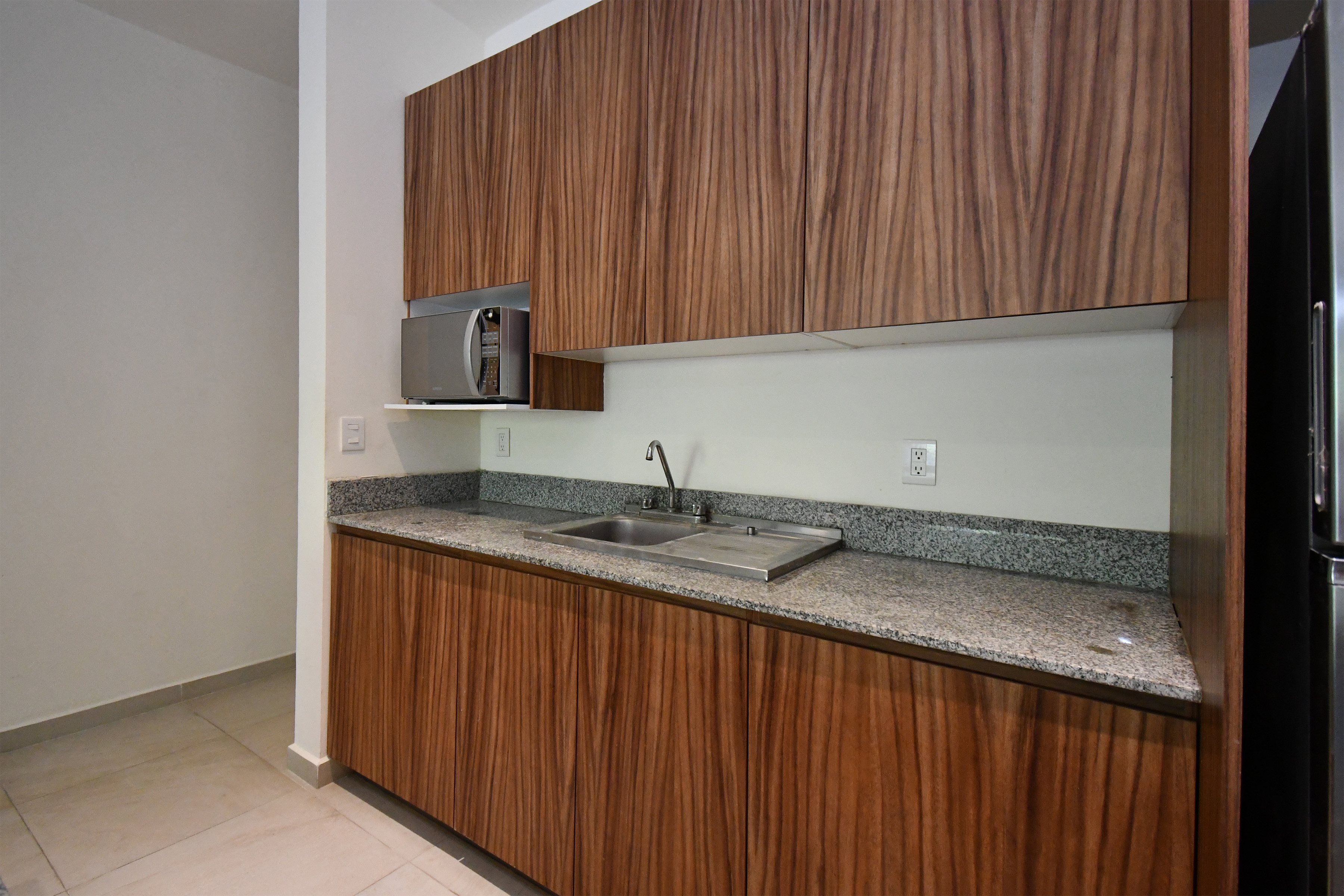  Spacious Three-Bedroom Condominium - 物件實景