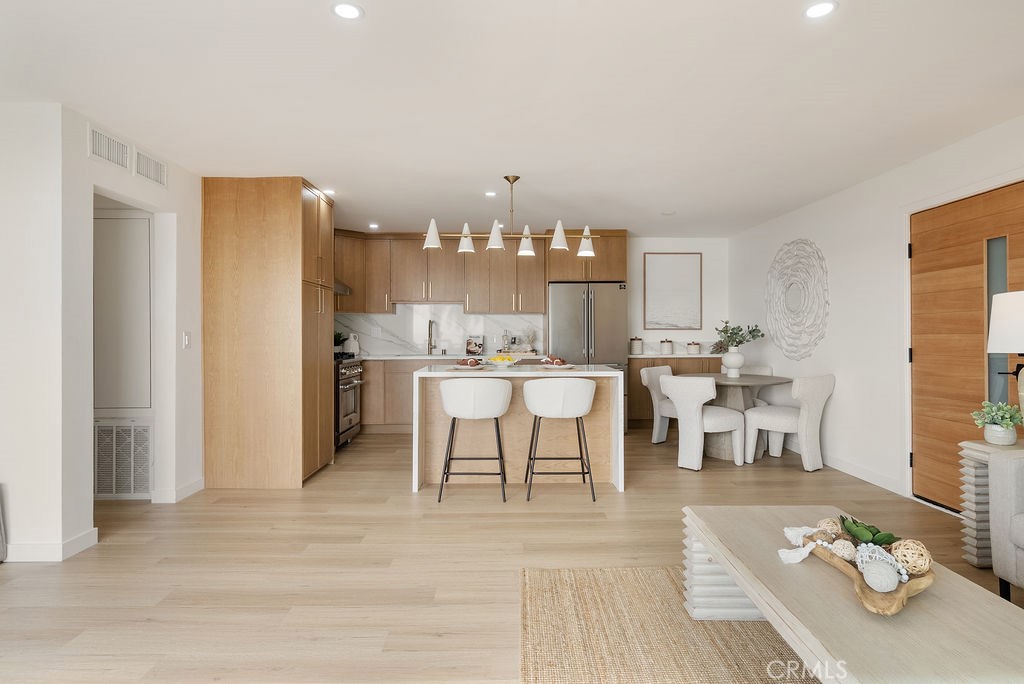 Long Beach, California, 90802, United States, 2 Bedrooms Bedrooms, ,2 BathroomsBathrooms,Residential,For Sale,1994707