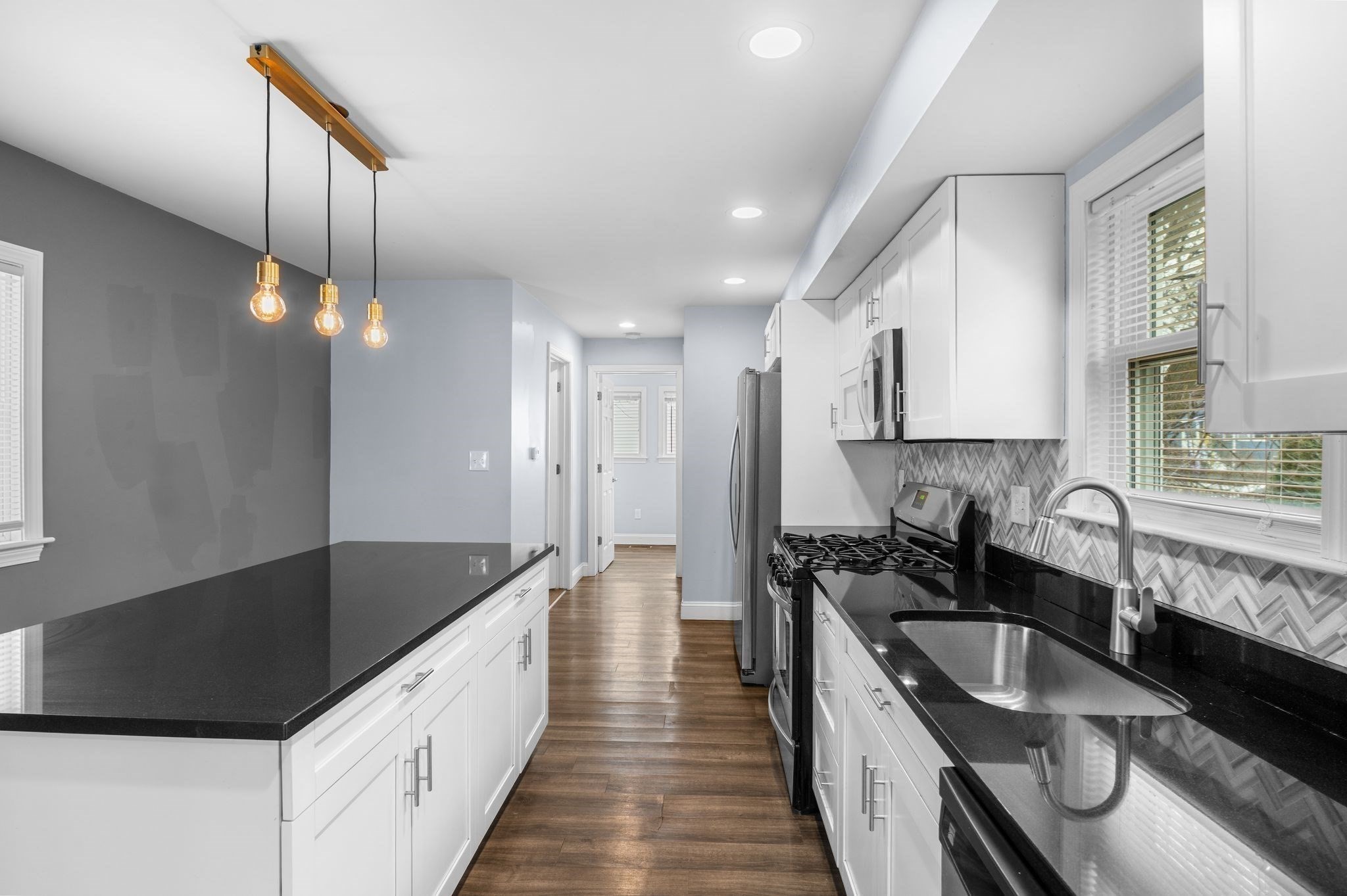 Revere, Massachusetts, 02151, United States, 2 Bedrooms Bedrooms, ,3 BathroomsBathrooms,Residential,For Sale,2008626