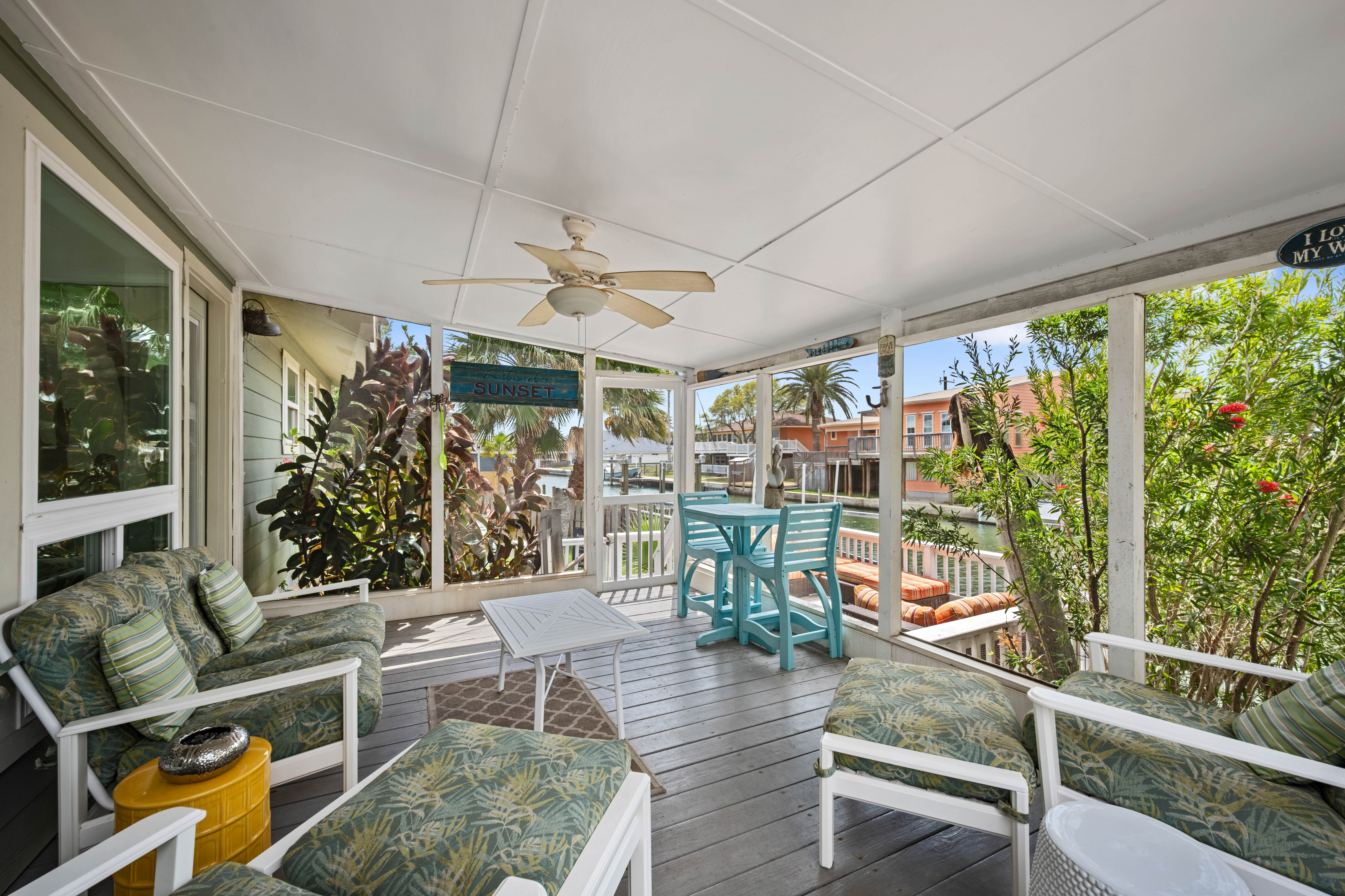  Canal-Front Living with Boat Lift - 物件實景
