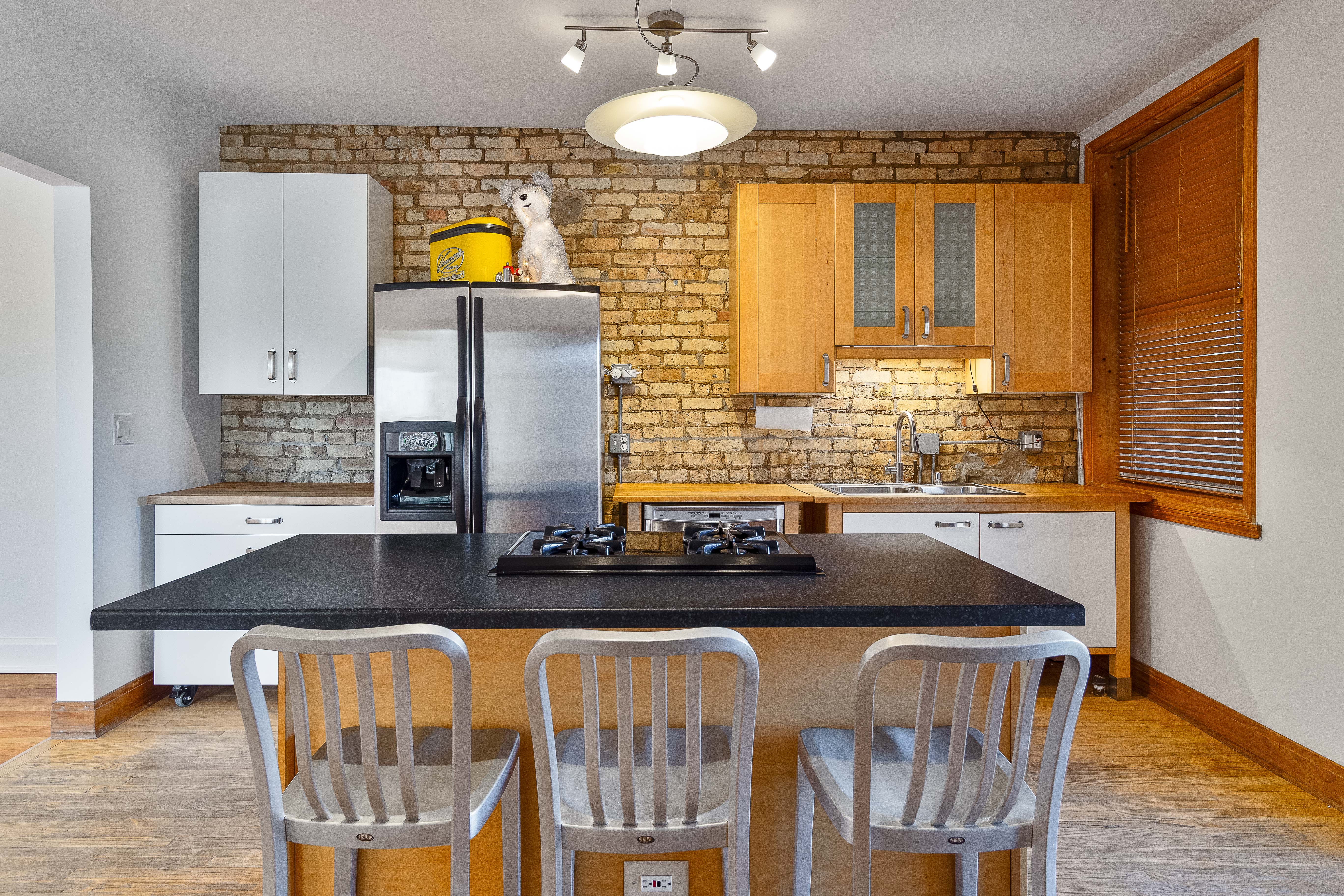  This Home Delivers Privacy, Volume, and Timeless Vintage Character - 物件實景