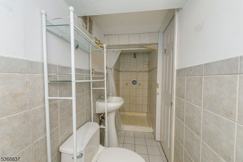 Pompton Lakes Boro, New Jersey, 07442, United States, 3 Bedrooms Bedrooms, ,3 BathroomsBathrooms,Residential,For Sale,1875678