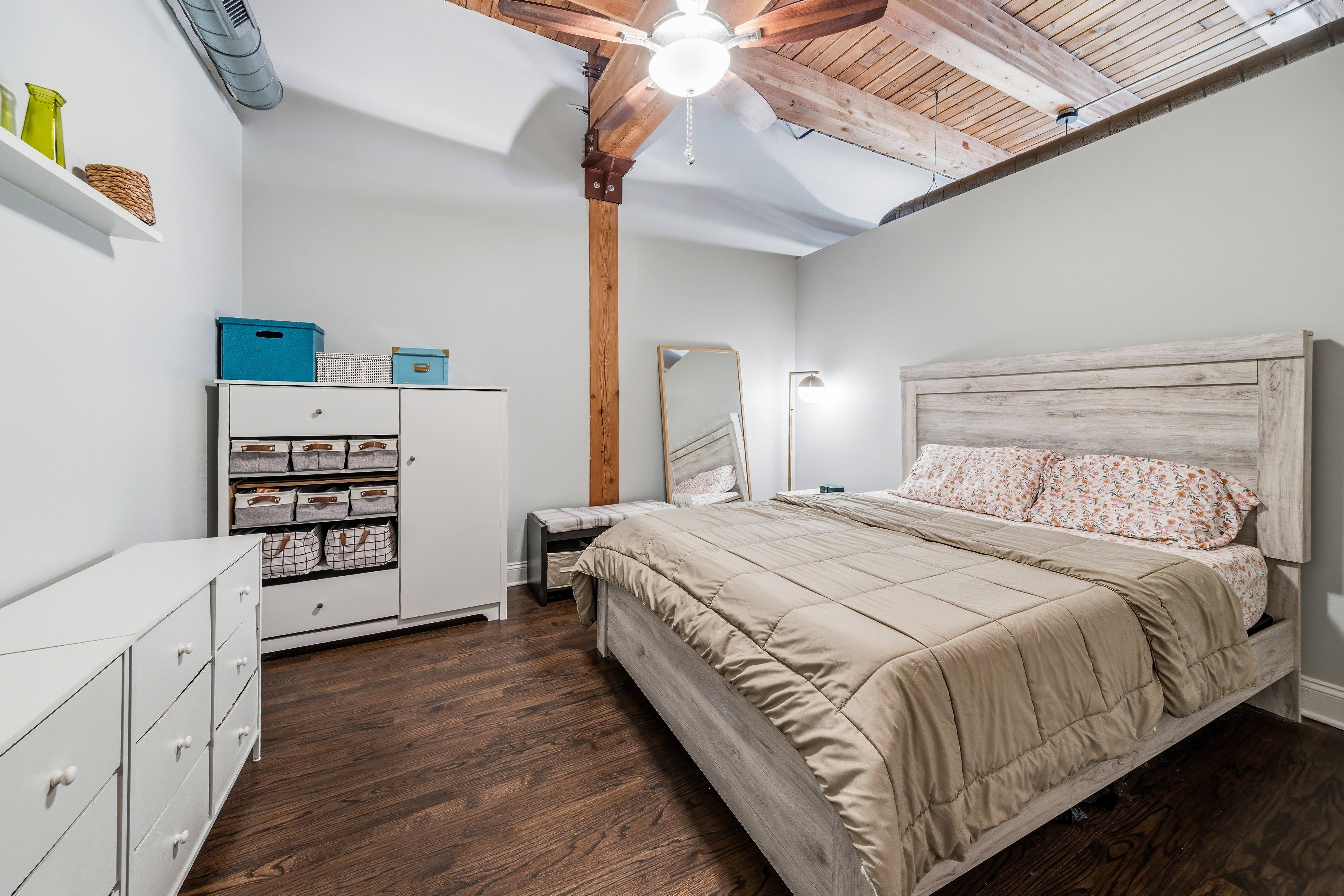  True Timber Loft in a Magical West Town - 物件實景