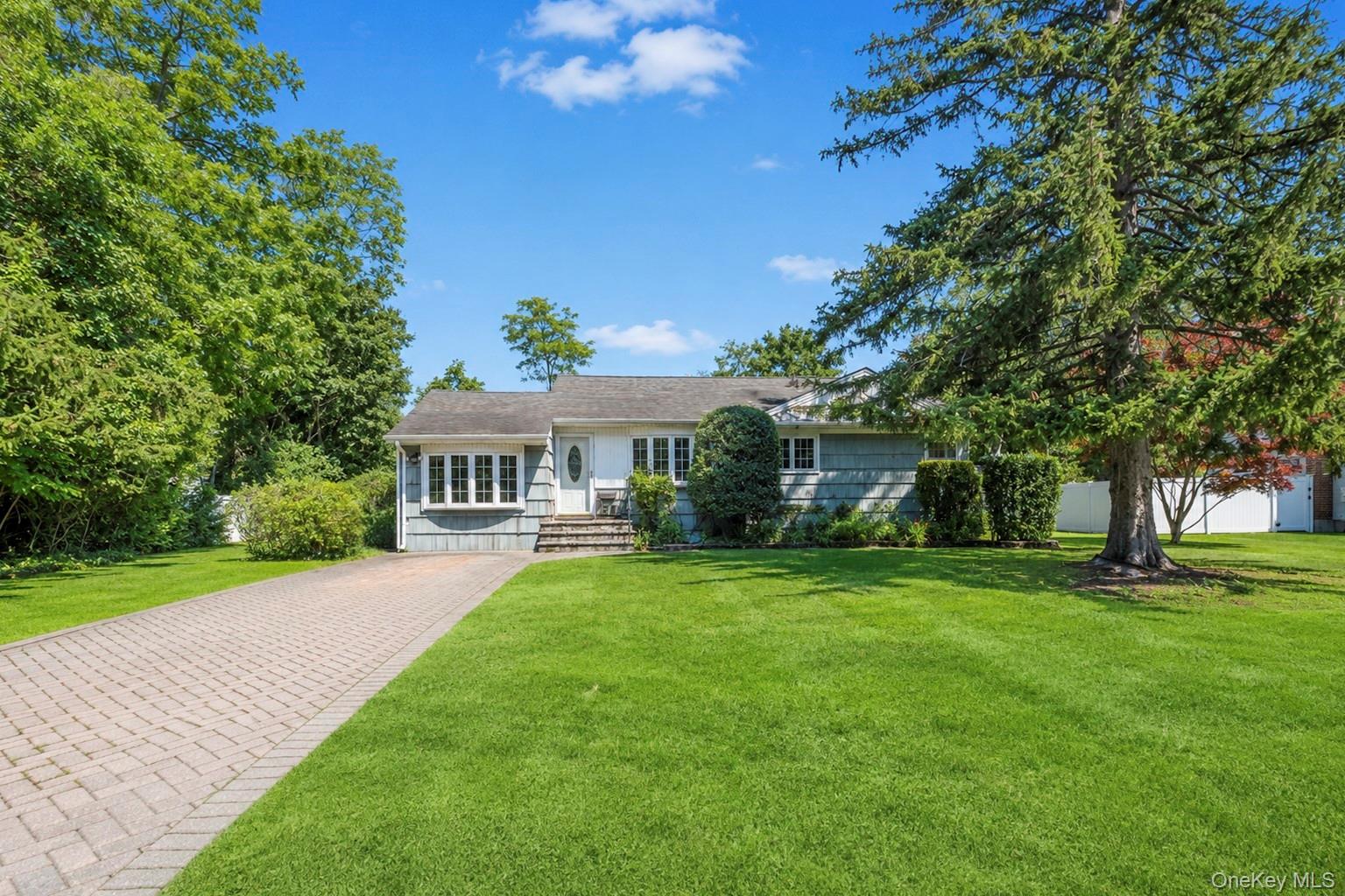 Dale Ln, Smithtown, NY 11787