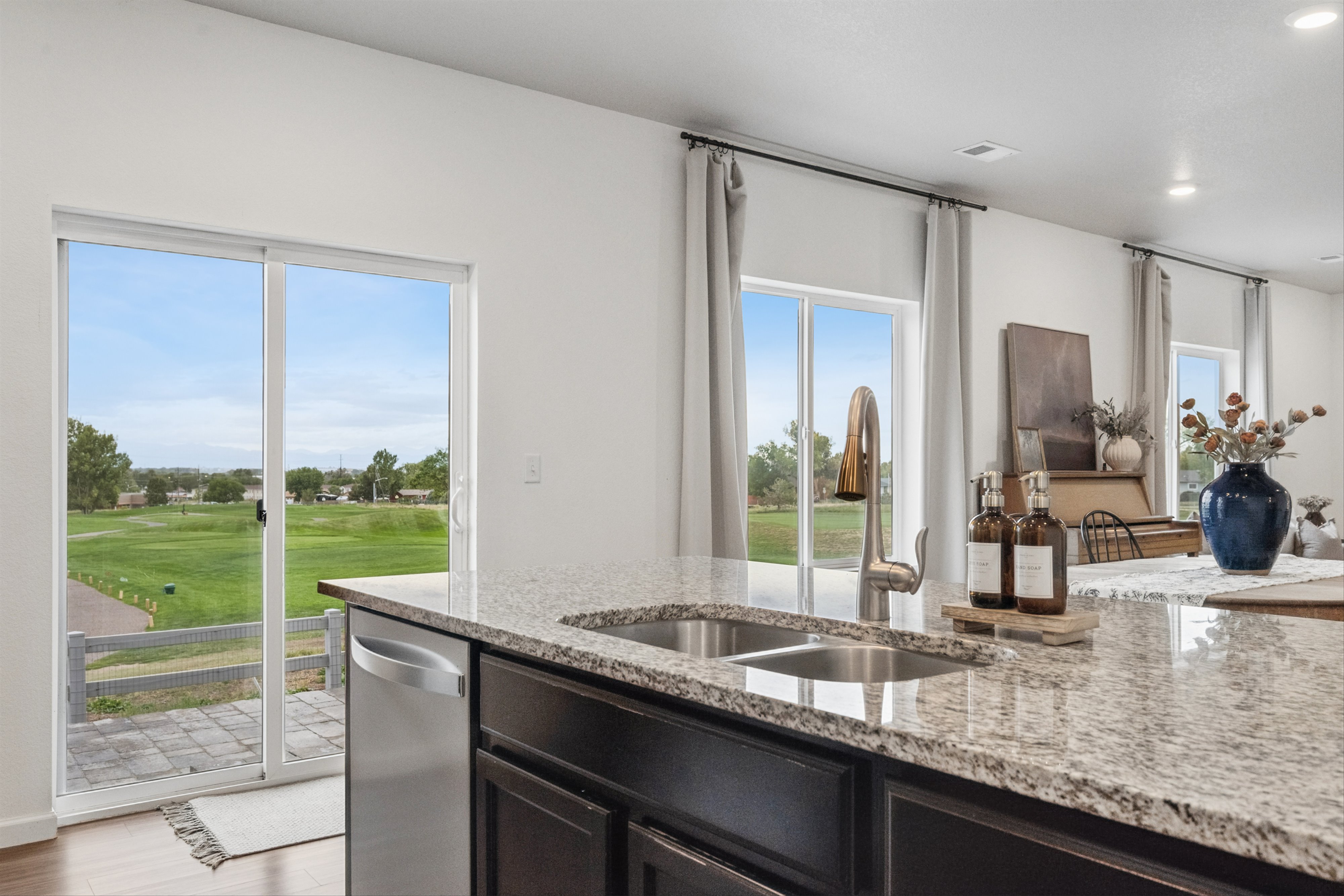  Welcome To Your Dream Home, Providing The Perfect Blend Of Comfort And Elegance. - 物件實景