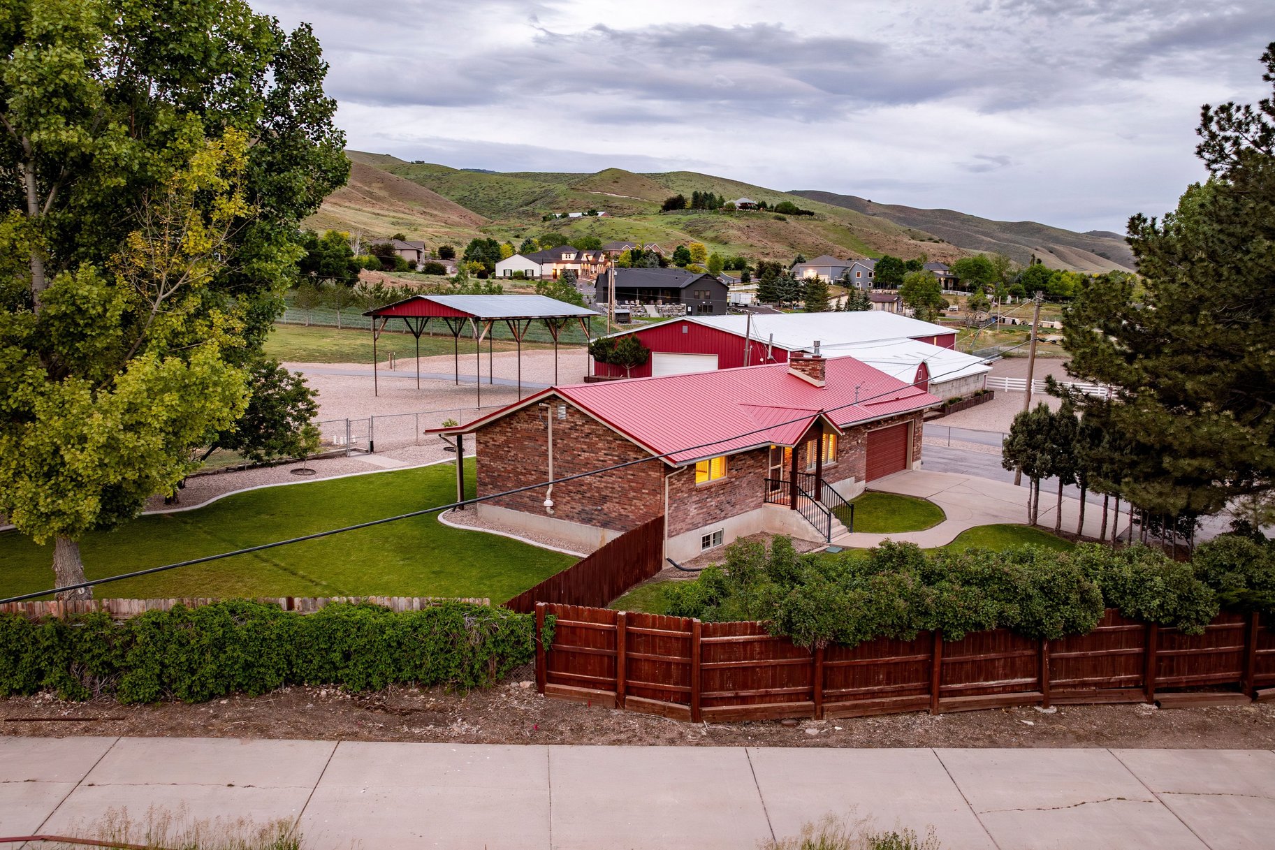 Incredibly Well-Maintained Horse Property with Indoor Arena & Views - 物件實景
