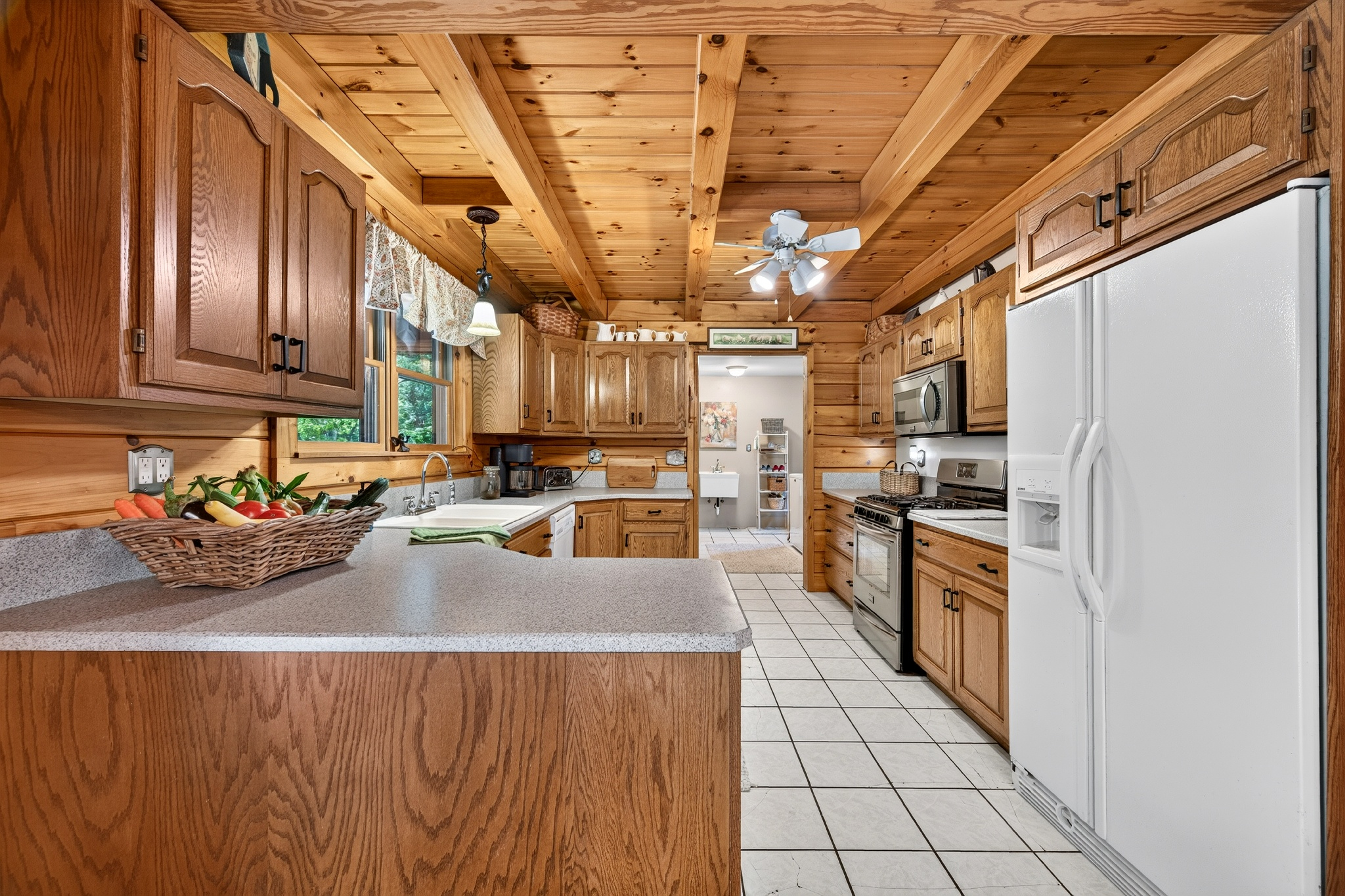  Tucked within four private, tranquil acres, this charming rustic log home offers - 物件實景