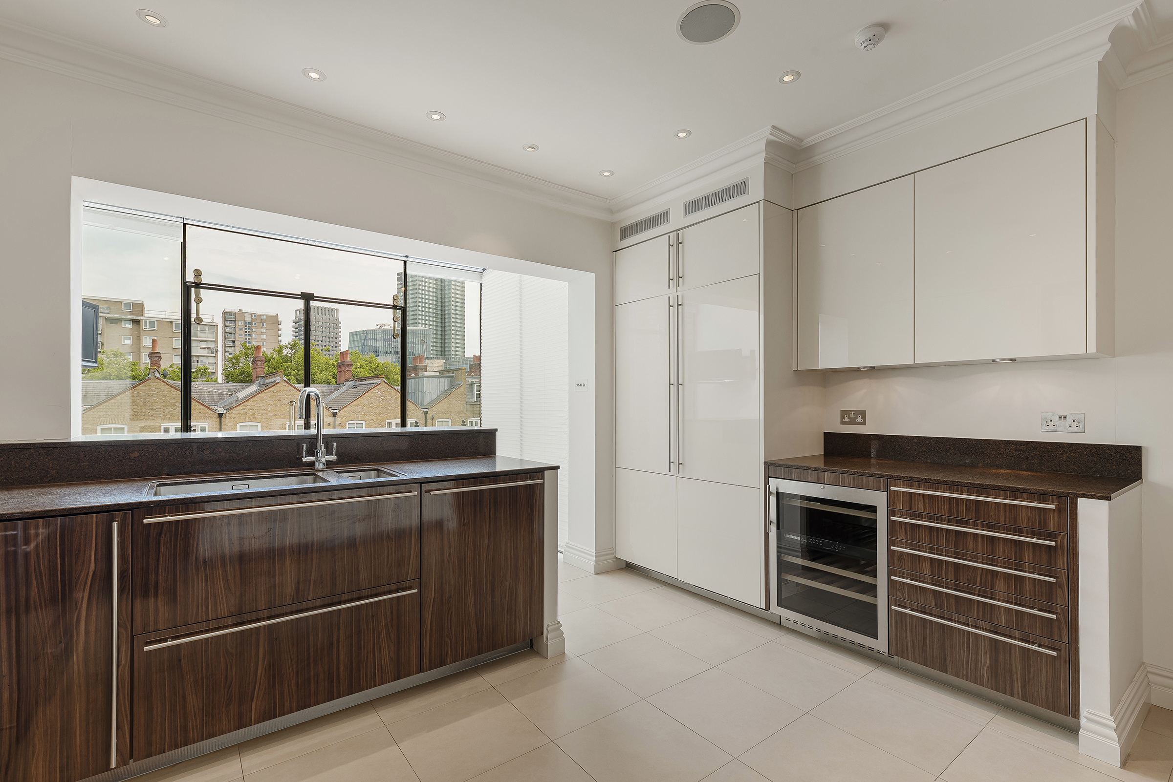  A Grand Triplex Apartment Overlooking Regent