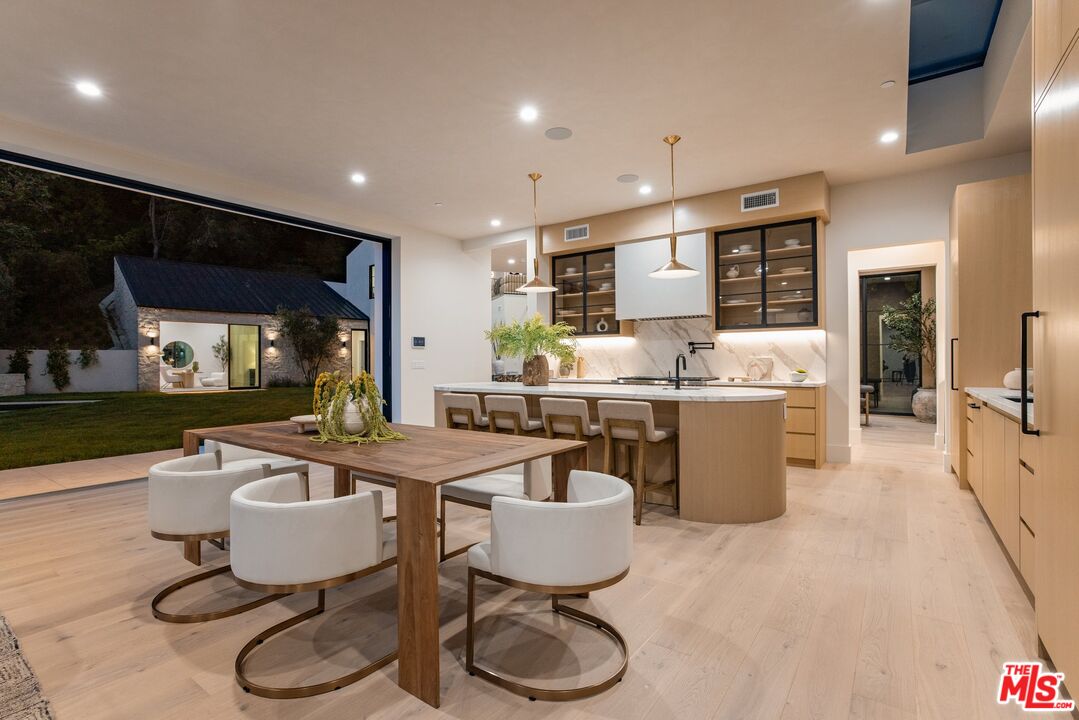 Los Angeles, California, 90049, United States, 5 Bedrooms Bedrooms, ,3 BathroomsBathrooms,Residential,For Sale,1839044