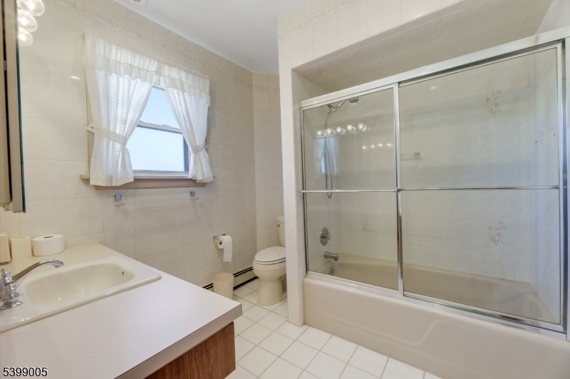 Totowa Boro, New Jersey, 07512, United States, 3 Bedrooms Bedrooms, ,1 BathroomBathrooms,Residential,For Sale,1999584