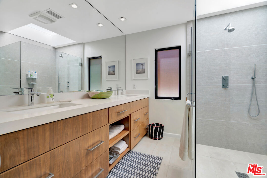Malibu, California, 90265, United States, 4 Bedrooms Bedrooms, ,3 BathroomsBathrooms,Residential,For Sale,1925740