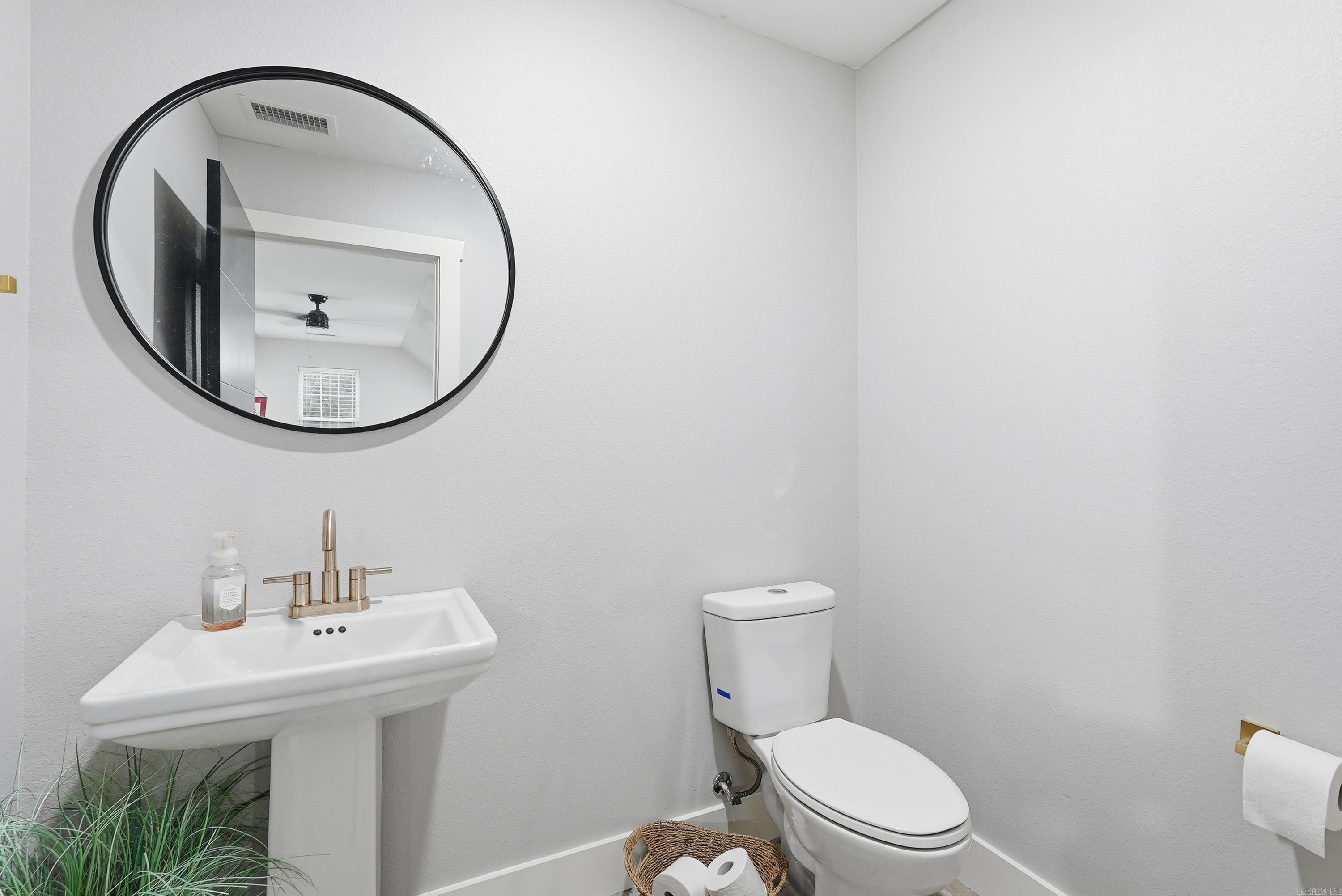 Morrilton, Arkansas, 72110, United States, 3 Bedrooms Bedrooms, ,4 BathroomsBathrooms,Residential,For Sale,2003394